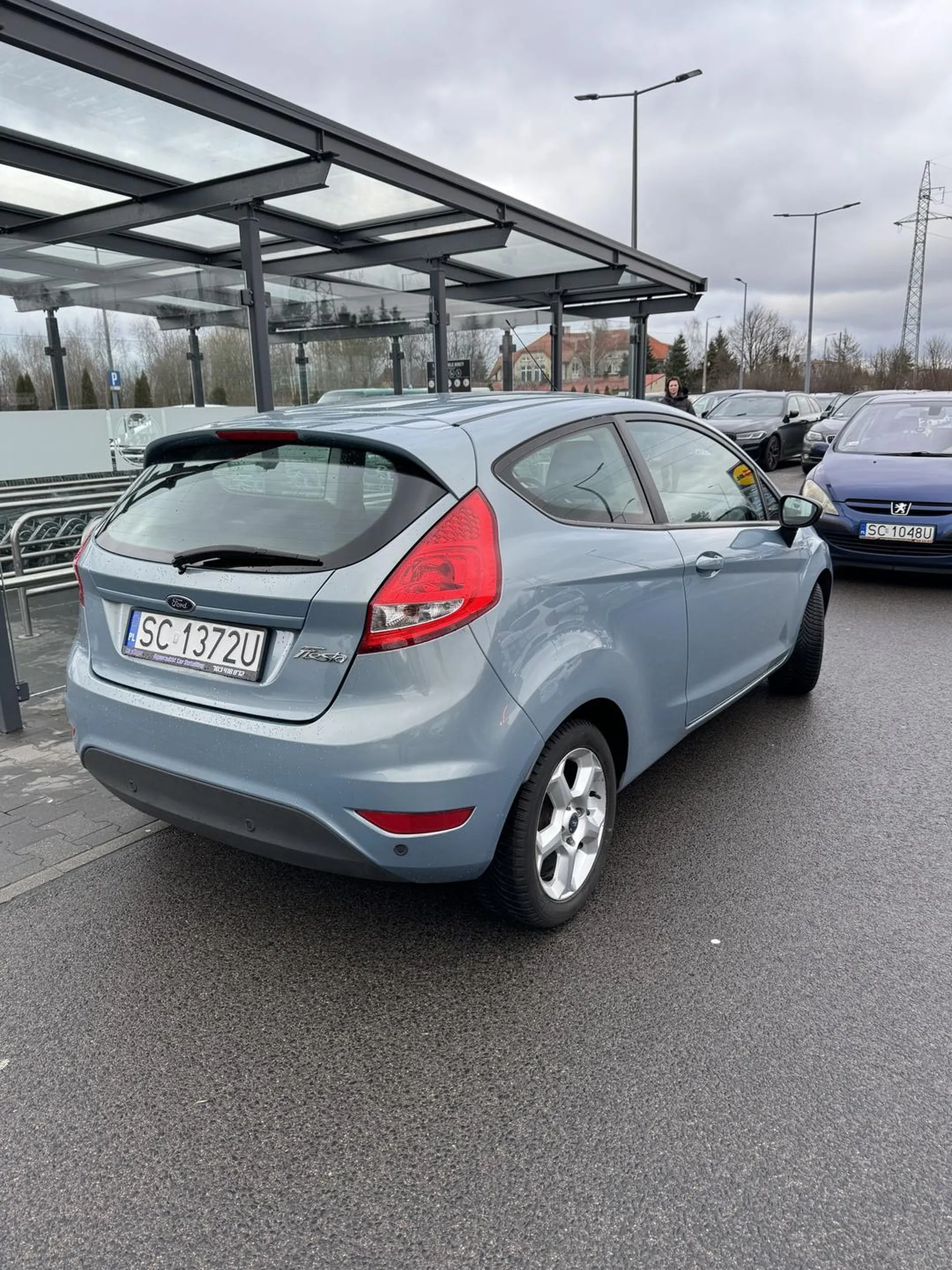 Pani pomimo prośby by odjechała bo zablokowała samochód rodziny z dzieckiem stając w niedozwolonym miejscu poszła mimo to na zakupy do lidla.