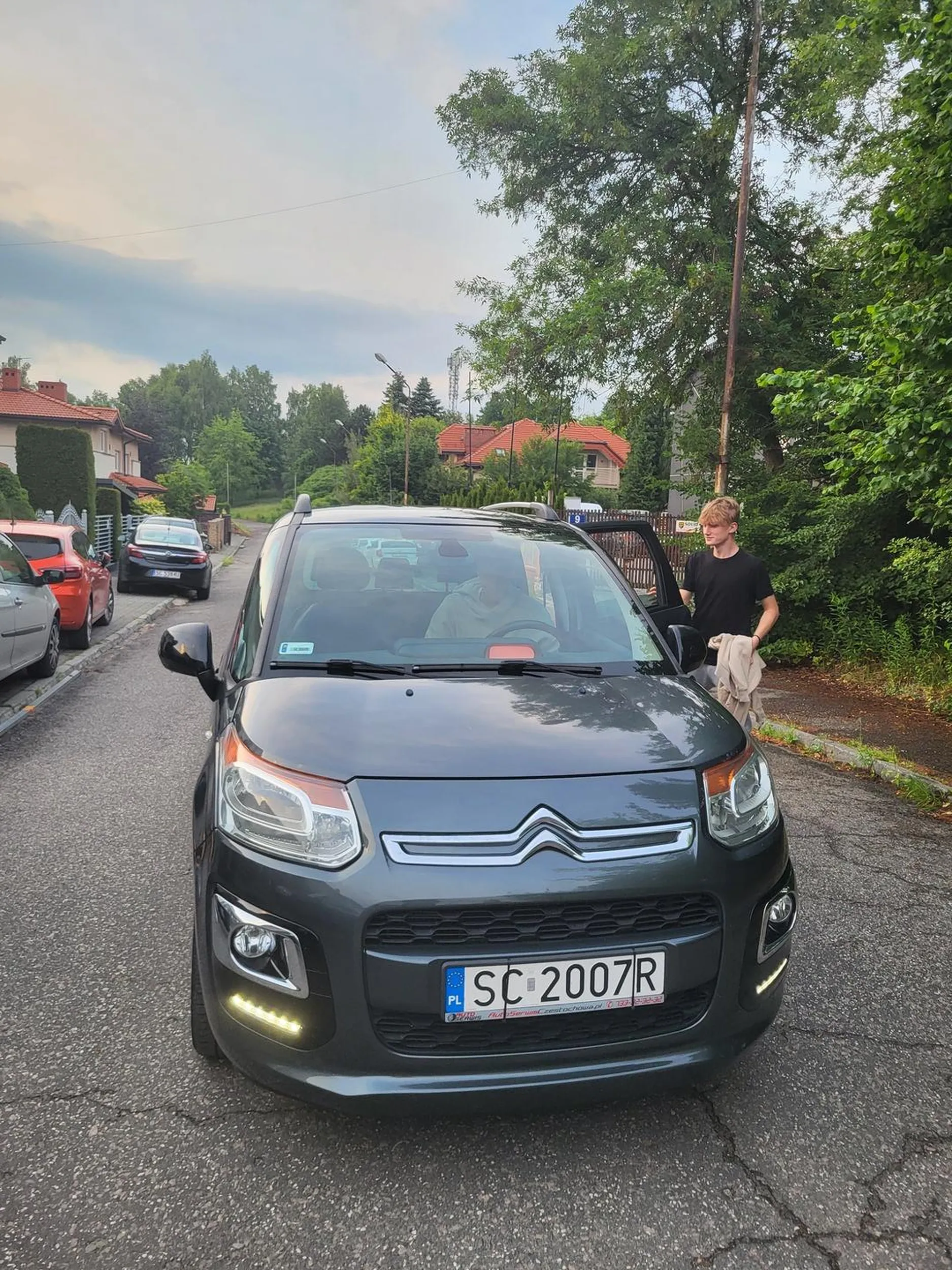 FRAJER JEZDZI Z OTWARTYMI DRZWIAMI