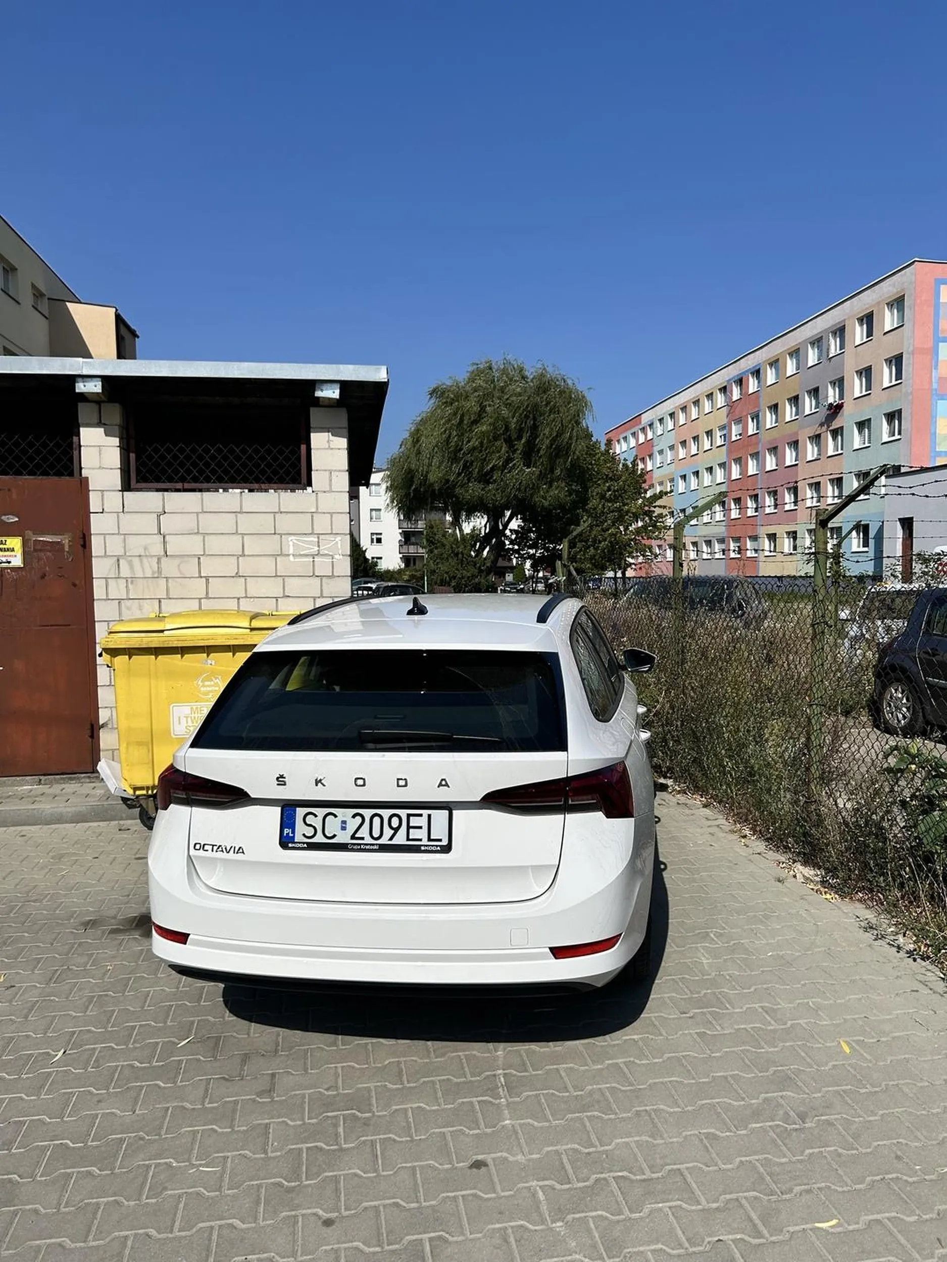 Zjeb stanął w przejściu oby mu ktoś porysowała :3 nie pozdrawiam