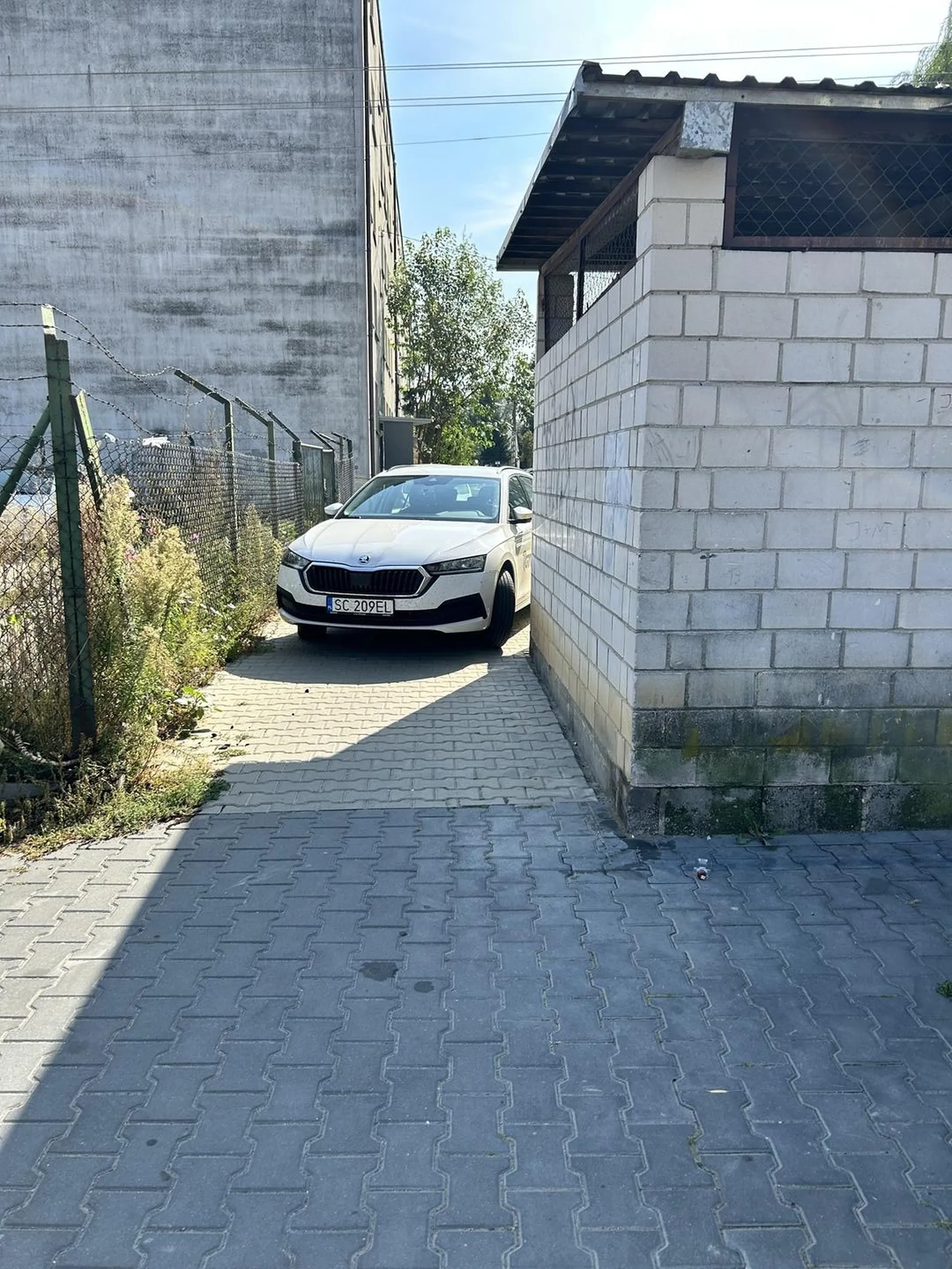 Zjeb stanął w przejściu oby mu ktoś porysowała :3 nie pozdrawiam