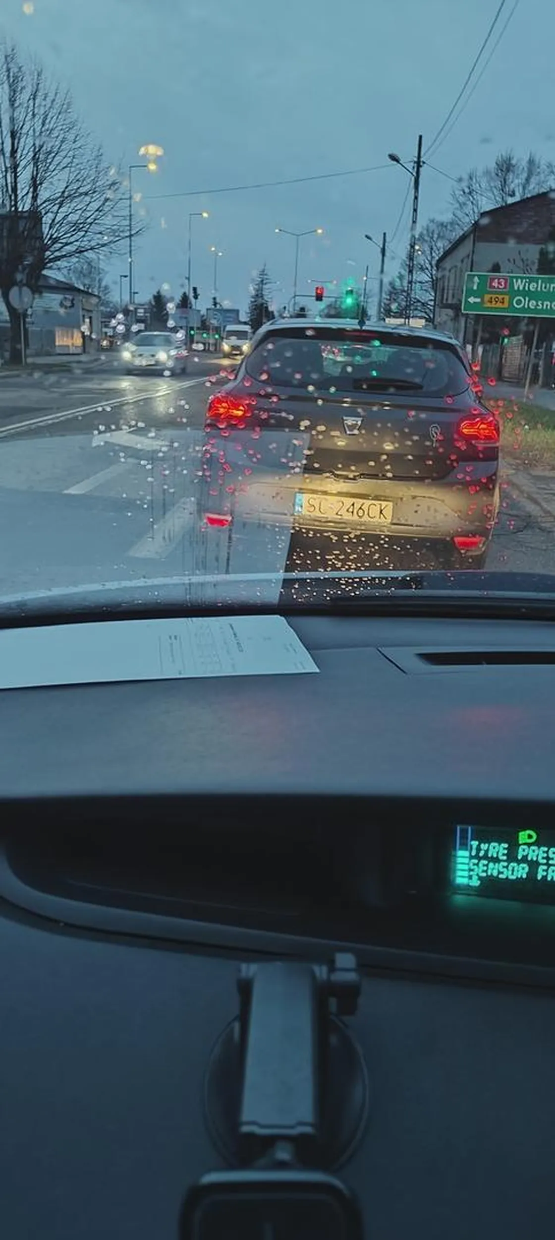 Zakonnice jeżdżą, jedna ma problem z jazdą, głównie z ruszaniem, samochód gaśnie i ucieka do tyłu.