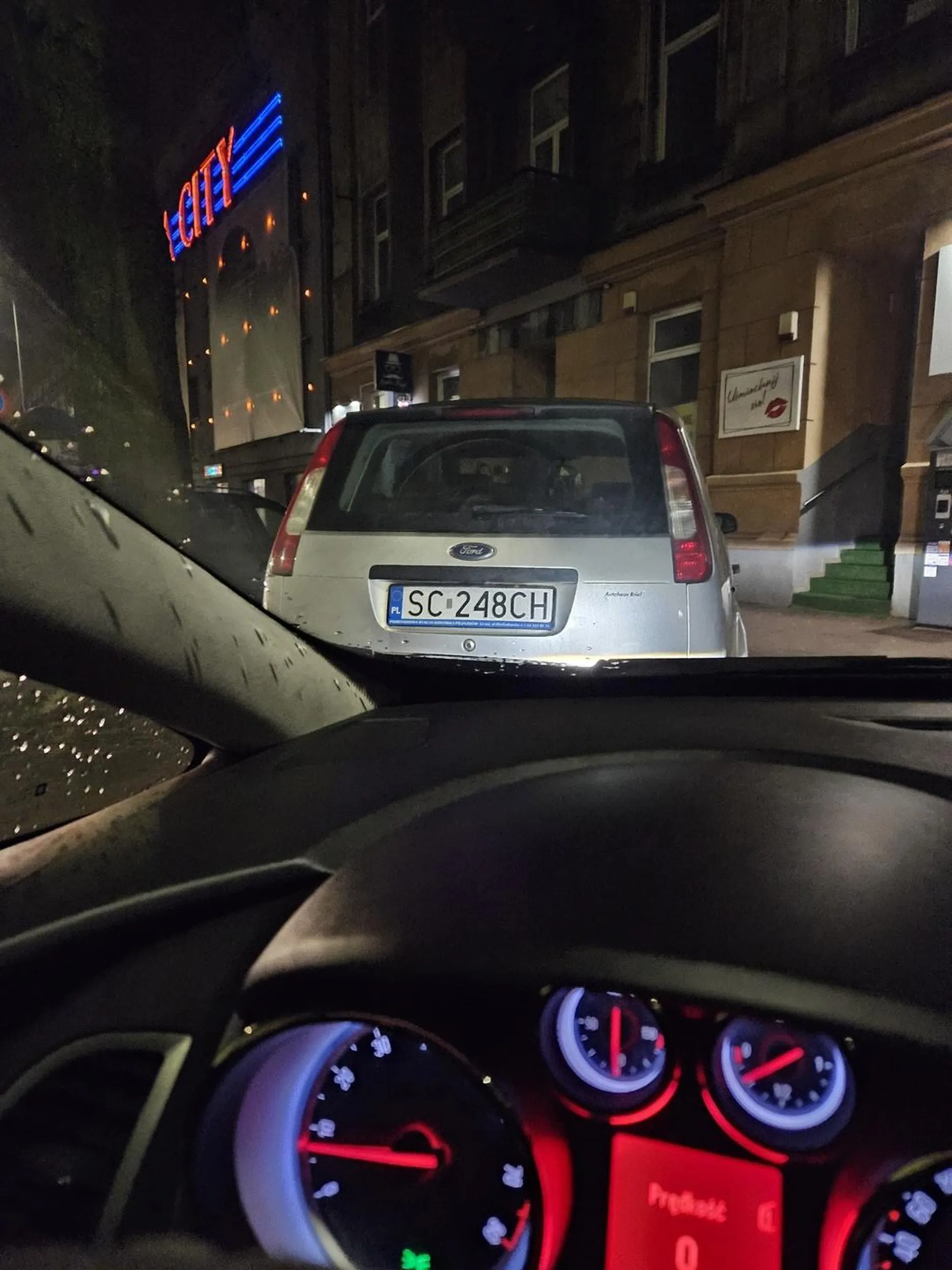 Jak nie na miejsca nie parkujemy zastawiając bramę wjazdu do kamienicy. Autem dużych rozmiarów trzeba było zawrócić z drugiego pasa żeby zmieścić się w "przejazd" który w połowie zasłaniał kierowca