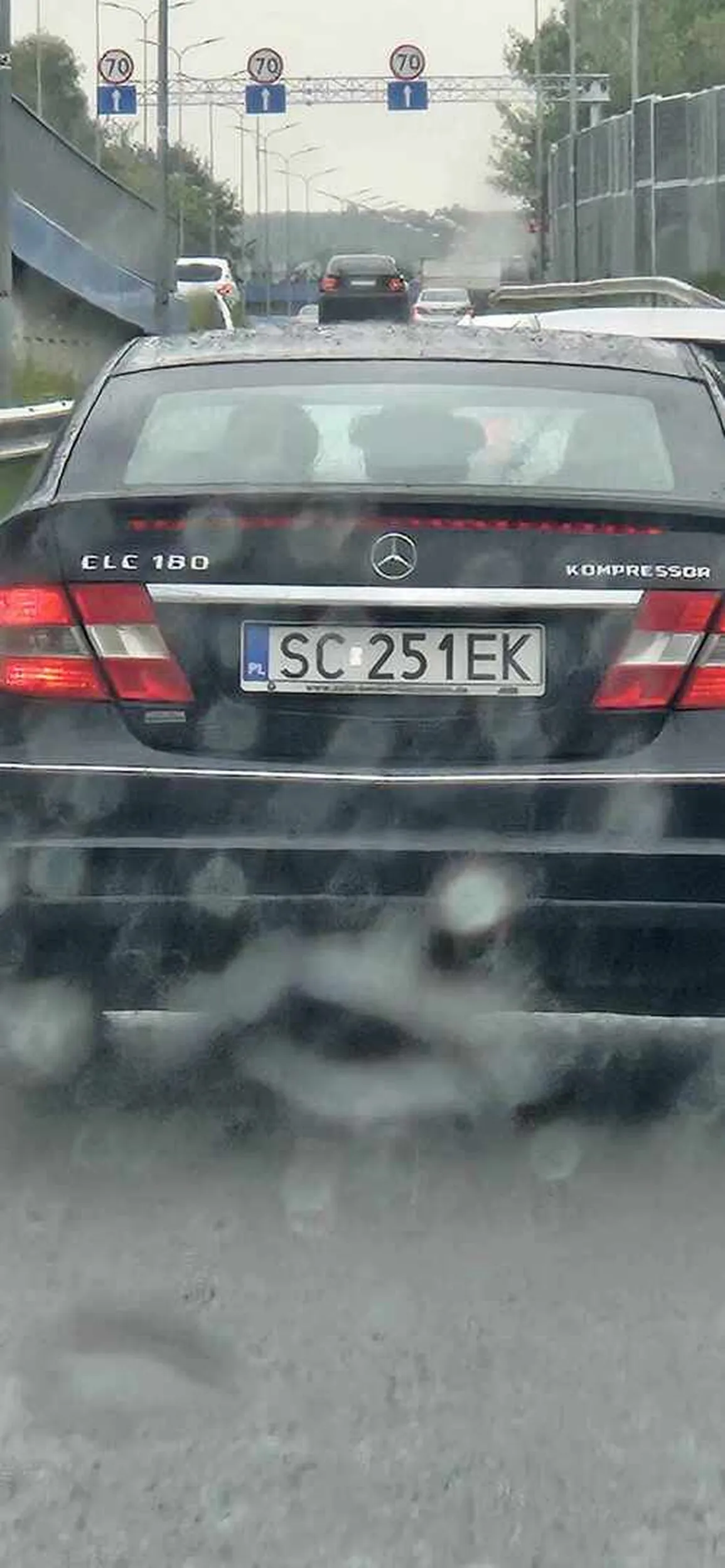 Kierowca Mercedesa nie potrafi się poruszać na skrzyżowaniu ze sygnalizacją świetlną ,wręcz jak dziecko we mgle. Wymusza pierwszeństwo oraz zajeżdża drogę. Prawo jazdy jak najszybciej do zabrania  , jeśli wgl jest XD.