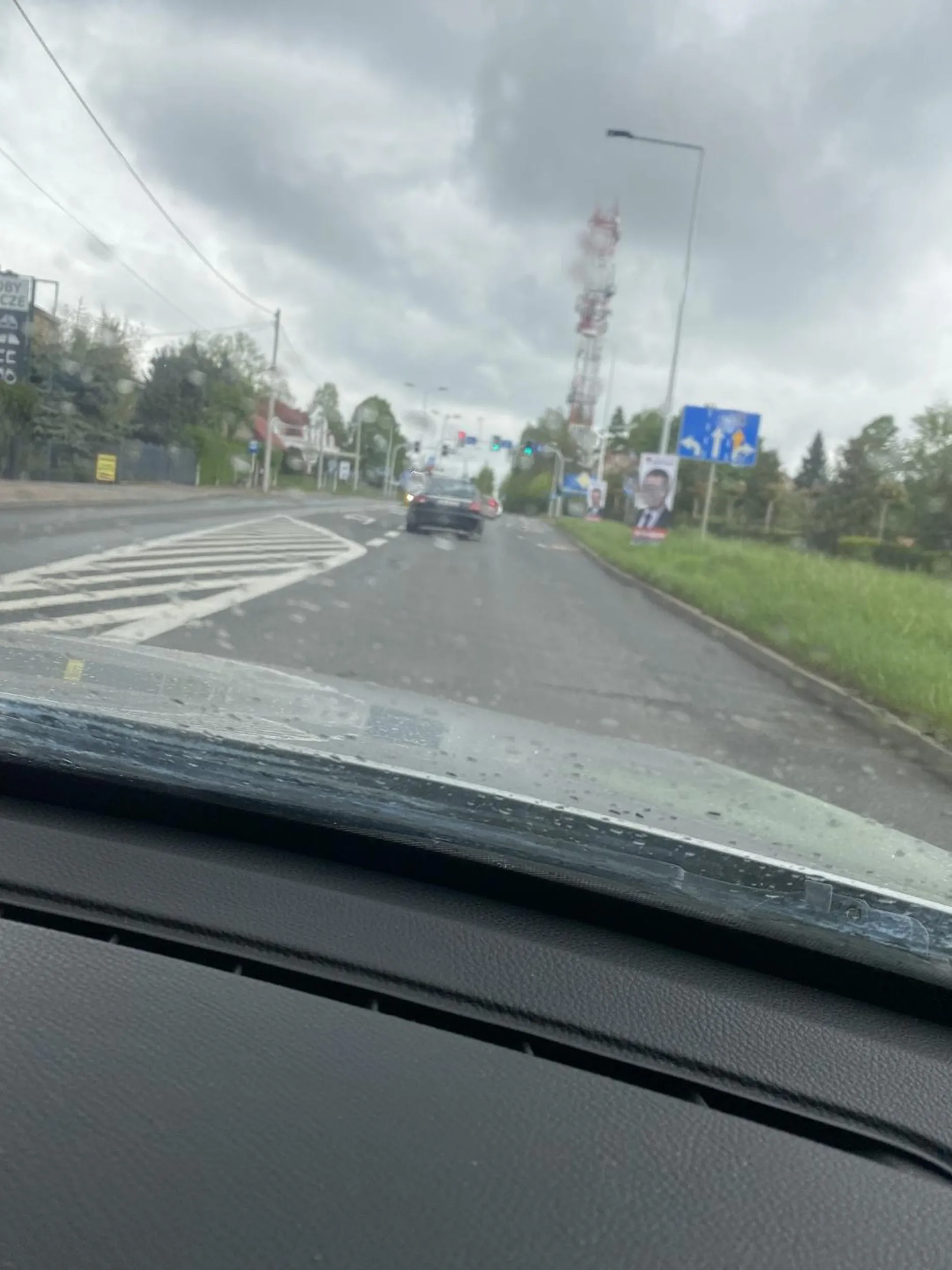 Gościu trzymał się dupy jakby miało od tego zależeć jego życie, a tuż przed pasami i światłami na prędkość wyprzedził specjalnie z większą prędkością by mi zapaliło się czerwone. Taki ból dupy o to że ktoś jedzie przepisowo? No cóż… peszek…