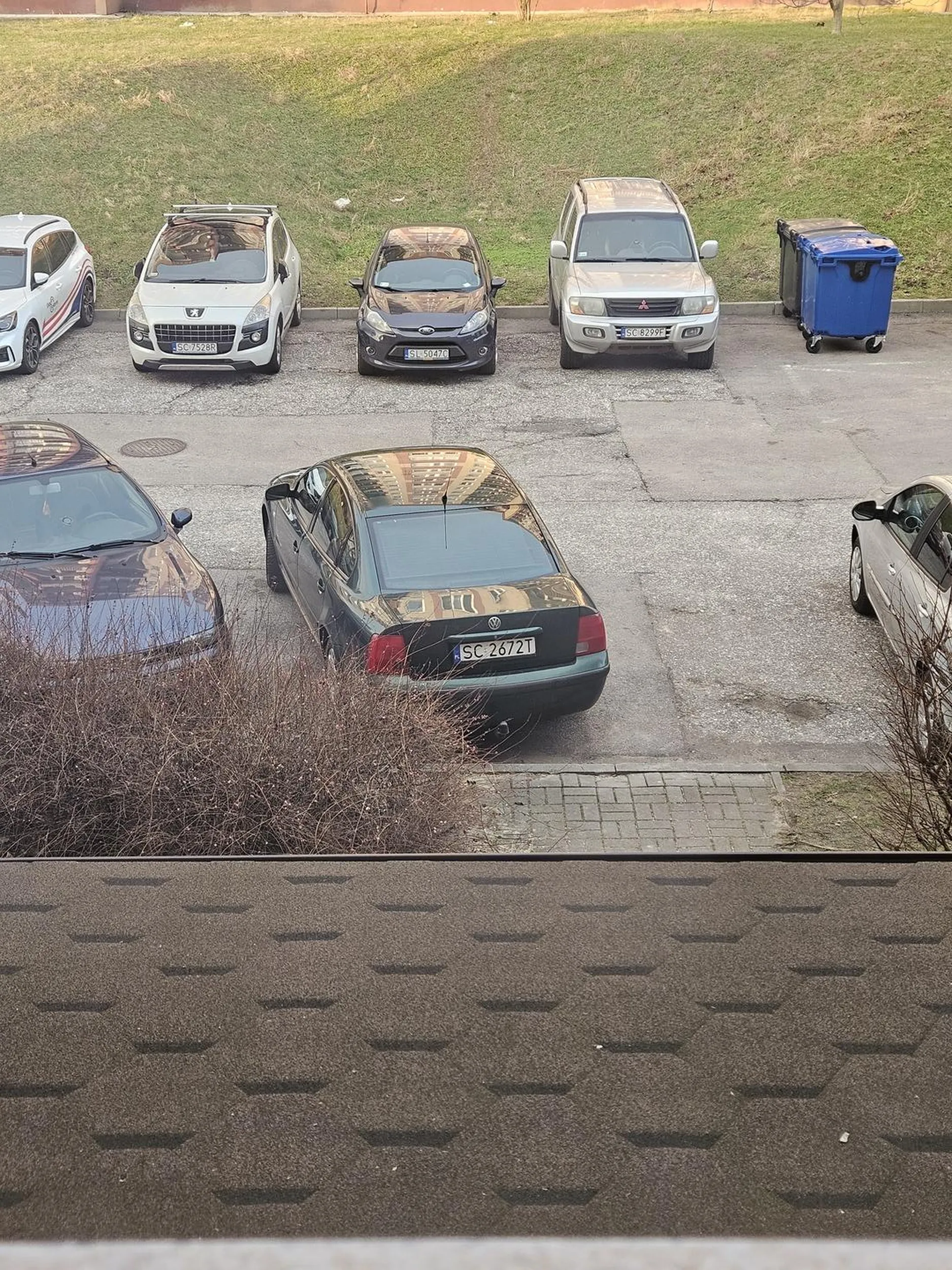 Skoro właściciel oszczędza na LPG, to może warto wykorzystać zaoszczędzone środki na jakiś kurs parkowania, a nie nagminnie stawać na 2 miejscach parkingowych swoim paseratti