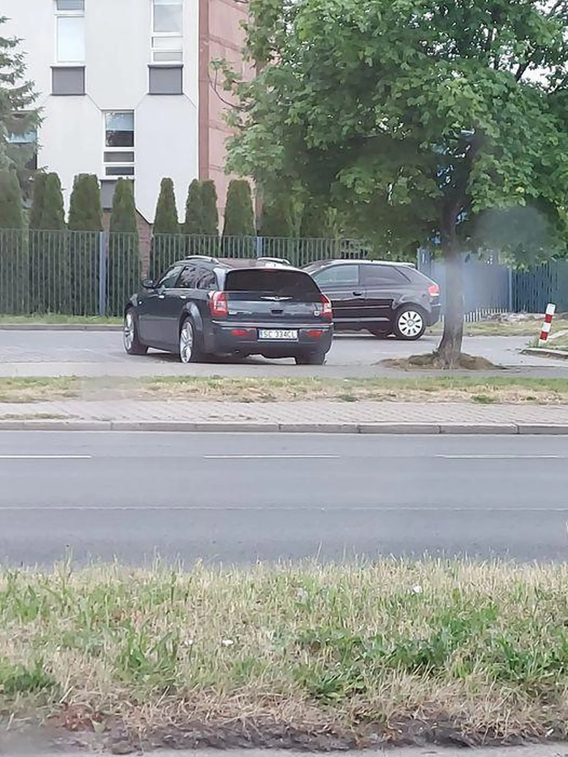 Ten naćpany pajac, postury dziecka z wielkim wbem, 12 maja 2024r wyczyniał rajdy jeżdżąc w kólko bez celu po Fieldorfa, Wyzwolenia i Sosabowskiego w Częstochowie. Wcześniej (ze 3 miesiące) robił dyskotekę na pół osiedla przed Lewiatanem na Kosmowskiej 1, co chwila pałując silnikiem i wymieniając butelki we wcześniej wspomnianym sklepie. Złapali go i kiblował ponad miesiąc na dołku na komendzie, obecnie ten klamot zajmuje miejsce przy bloku Koskowskiej 6- klatka 8. Co ciekawe, czasem się przemieszcza i stoi inaczej.