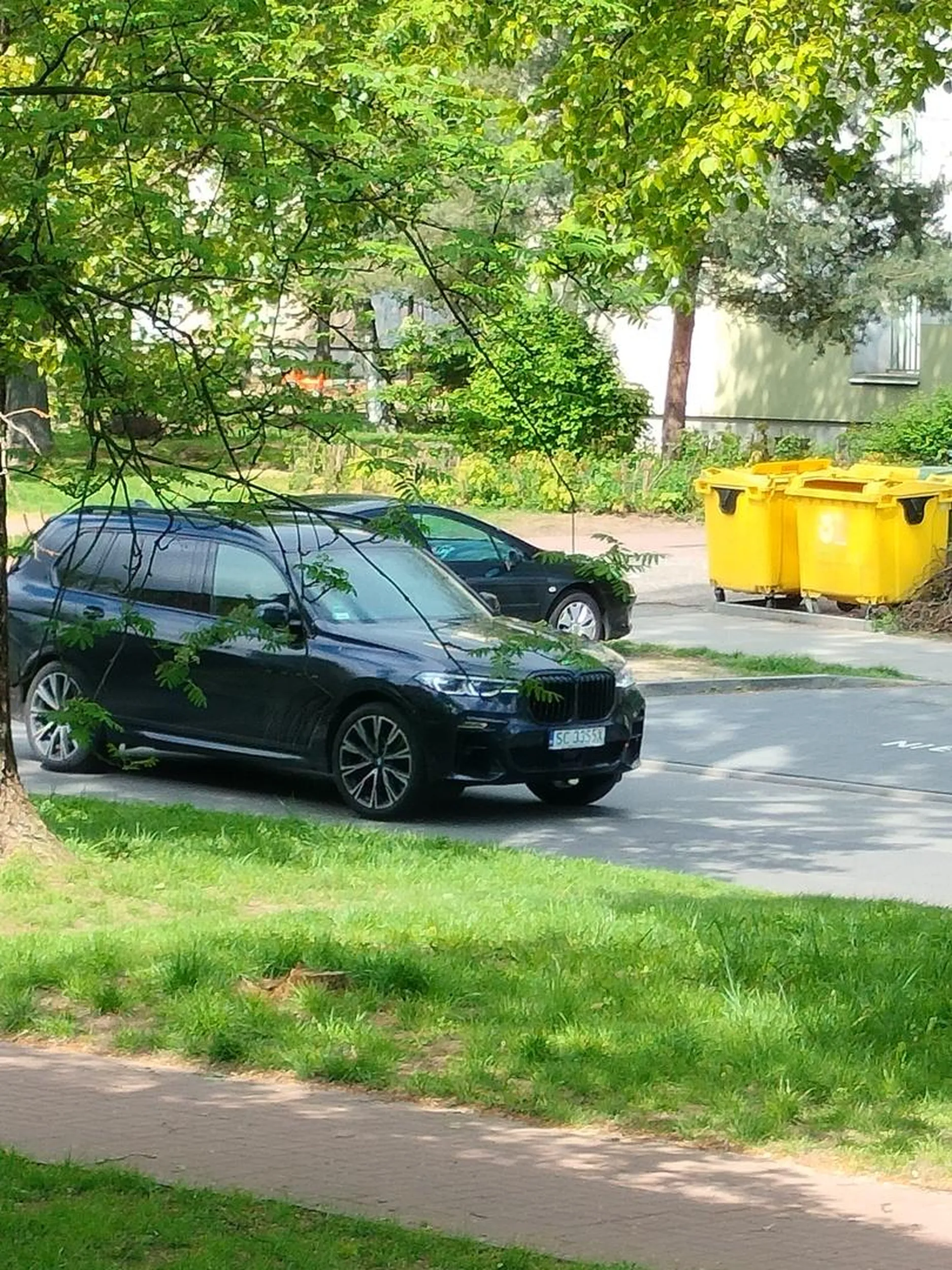 Ta biedna Qrwa z wypasionej fury BeŁemWu podrzuca notorycznie śmieci do śmietnika między blokami. Nie będę biedna Qrwo płacić ciągle wyższych opłat za nadmiar śmieci wywożonych z blokowiska. Następnym razem zdjęcia pójdą na policję. Nie stać cię wiejska nowobogacka Qrwo na zapłacenie 20 zł na wysypisku ???