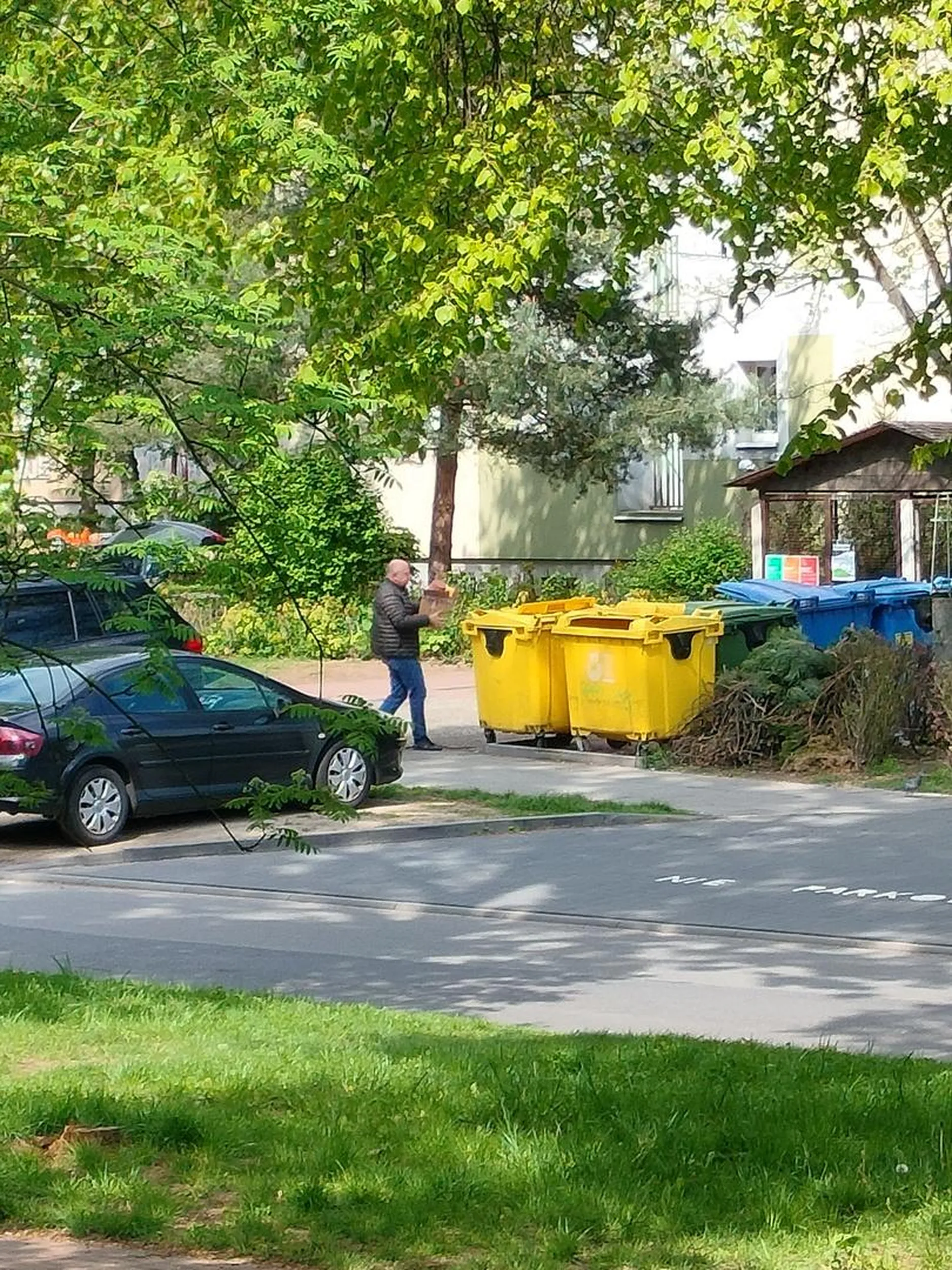 Ta biedna Qrwa z wypasionej fury BeŁemWu podrzuca notorycznie śmieci do śmietnika między blokami. Nie będę biedna Qrwo płacić ciągle wyższych opłat za nadmiar śmieci wywożonych z blokowiska. Następnym razem zdjęcia pójdą na policję. Nie stać cię wiejska nowobogacka Qrwo na zapłacenie 20 zł na wysypisku ???