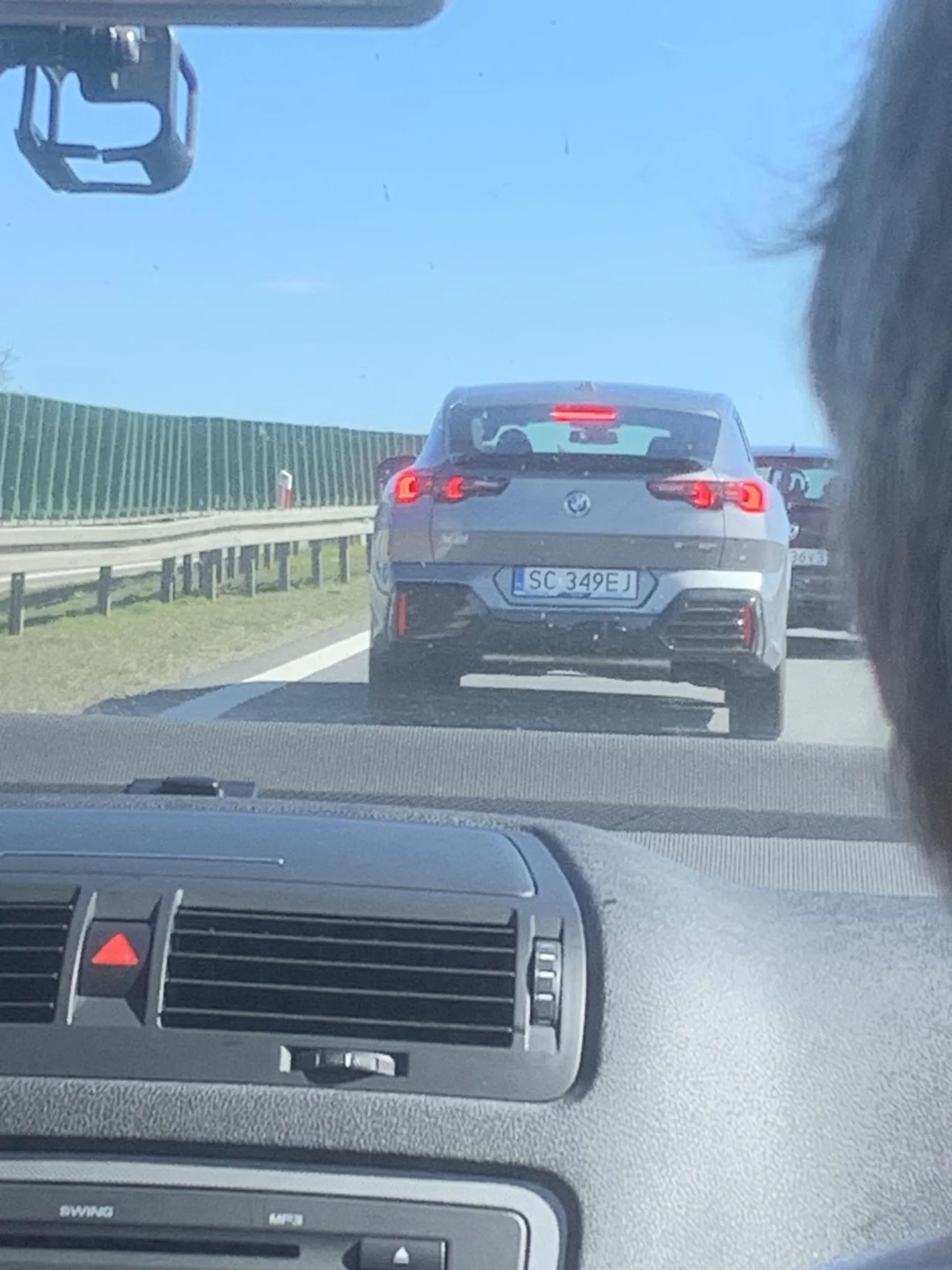 Znacznie przekracza prędkość na autostradzie A4 i siedzi na dupie innym kierowcom