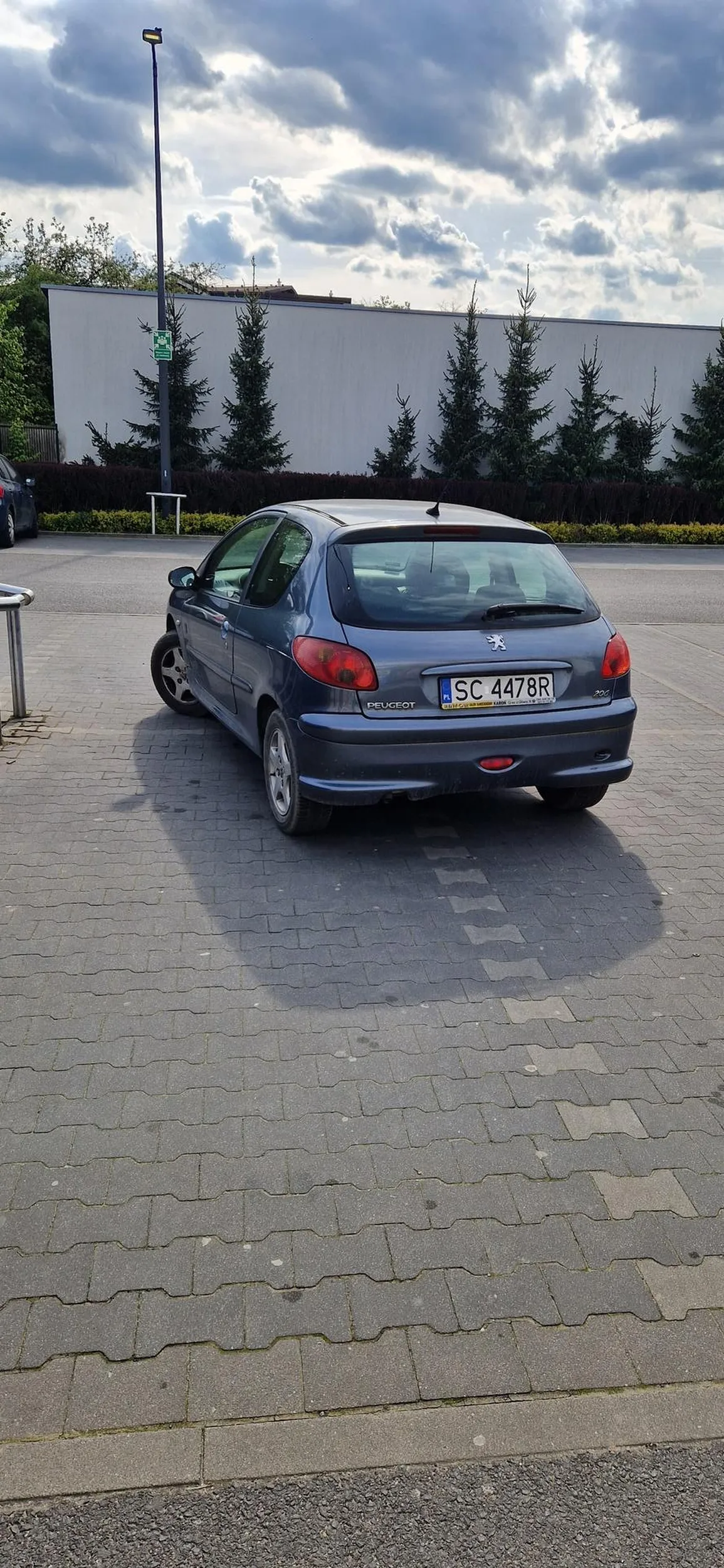 zajął 4 miejsca parkingowe