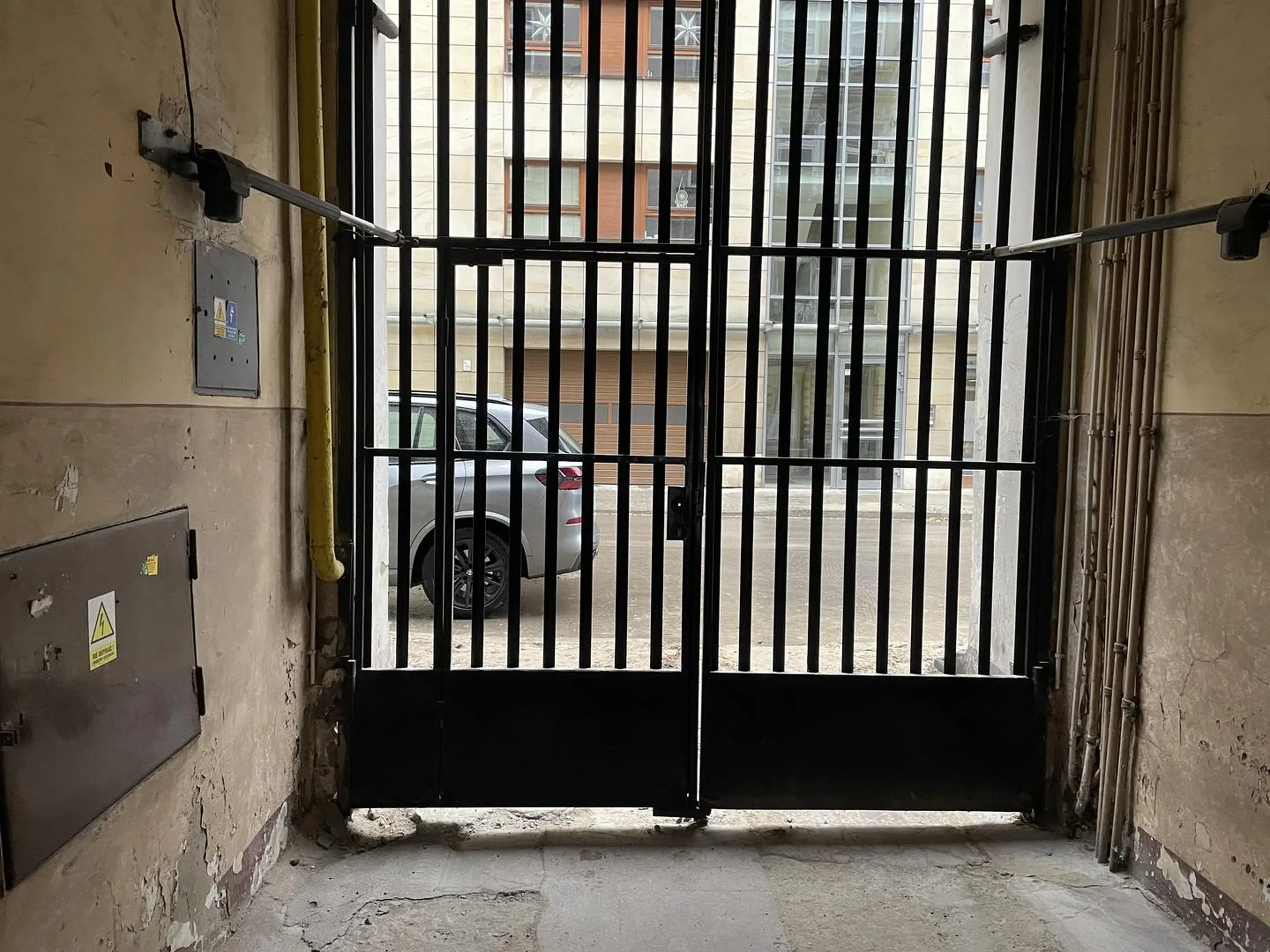 Zastawia wjazdy do bram