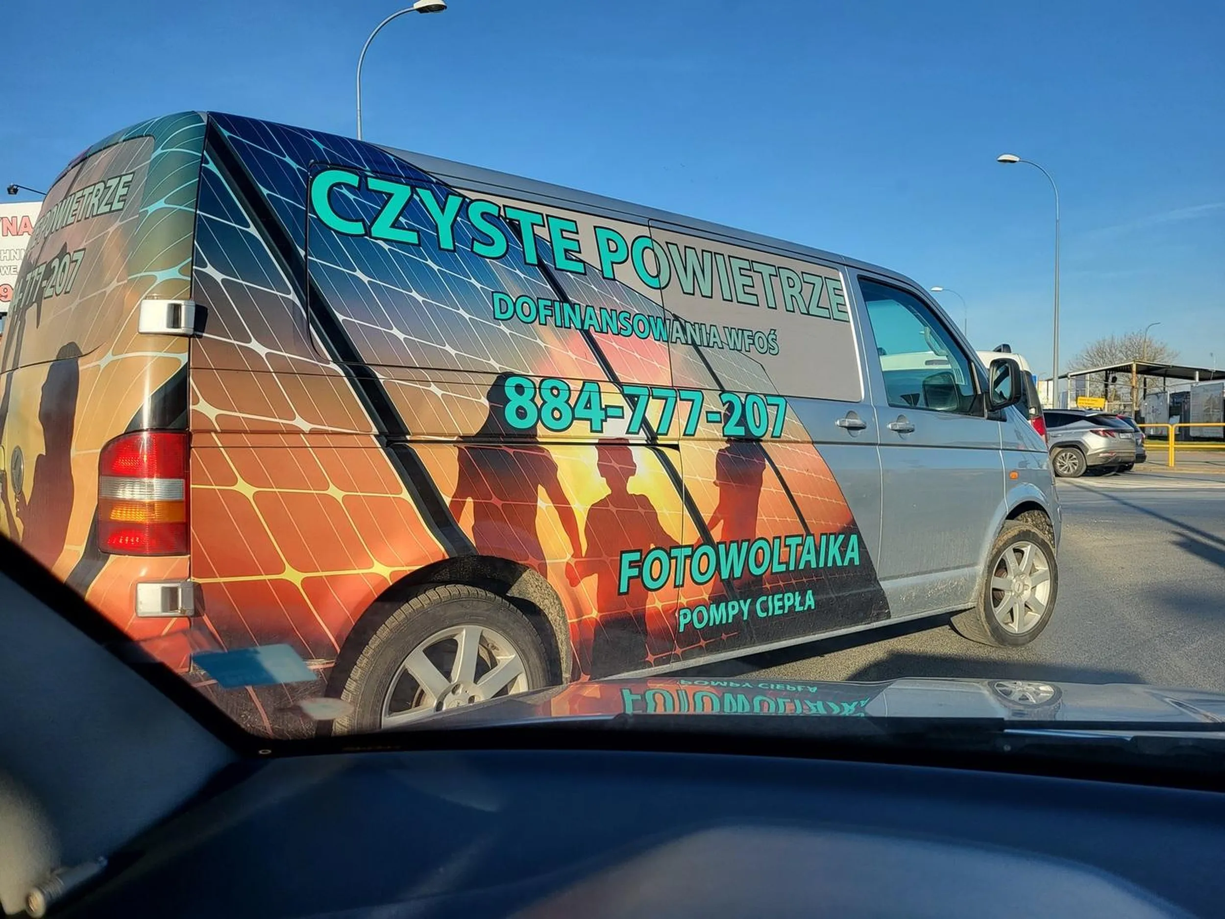 Pojazd należący do firmy SOLAND Dawid Szczypecki, nie przestrzega przepisów i wymusza pierwszeństwo, szczególnie na drodze z przejazdem kolejowym, wjeżdżając na środek skrzyżowania, doprowadzając do zablokowania innej ulicy.