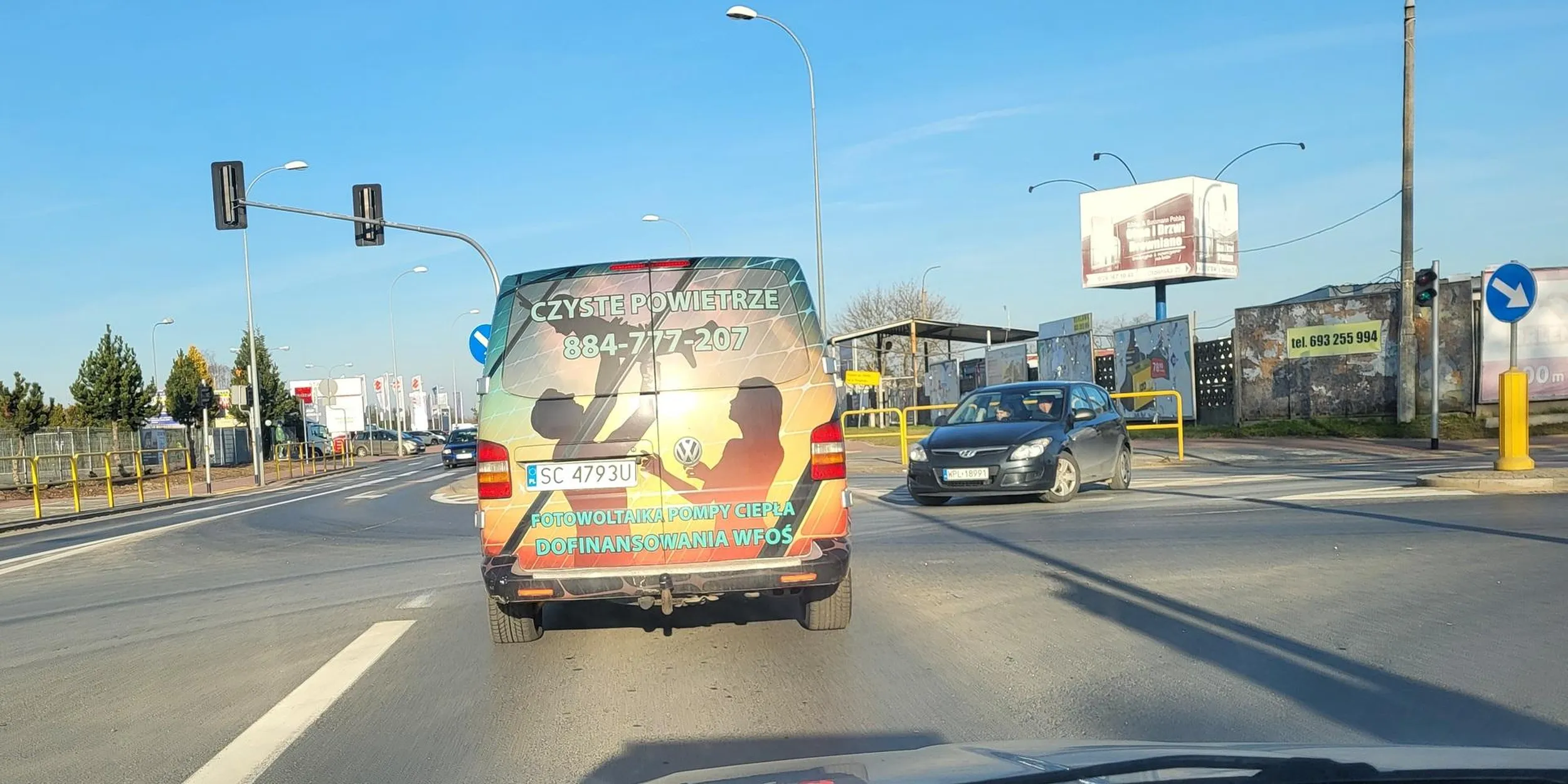 Pojazd należący do firmy SOLAND Dawid Szczypecki, nie przestrzega przepisów i wymusza pierwszeństwo, szczególnie na drodze z przejazdem kolejowym, wjeżdżając na środek skrzyżowania, doprowadzając do zablokowania innej ulicy.