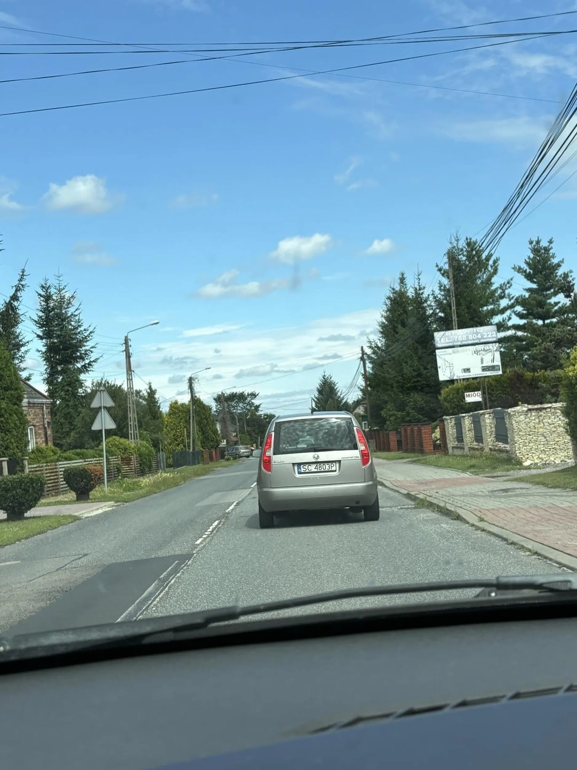 Od kiedy to zatrzymuje się na każdym przejściu dla pieszych, w zabudowanym jedzie 25km/h, a poza zabudowanym 160? Pan prawko w chipsach wygrał. Podczas wyprzedzania zajeżdża drogę, abyś tylko nie mógł go wyminąć