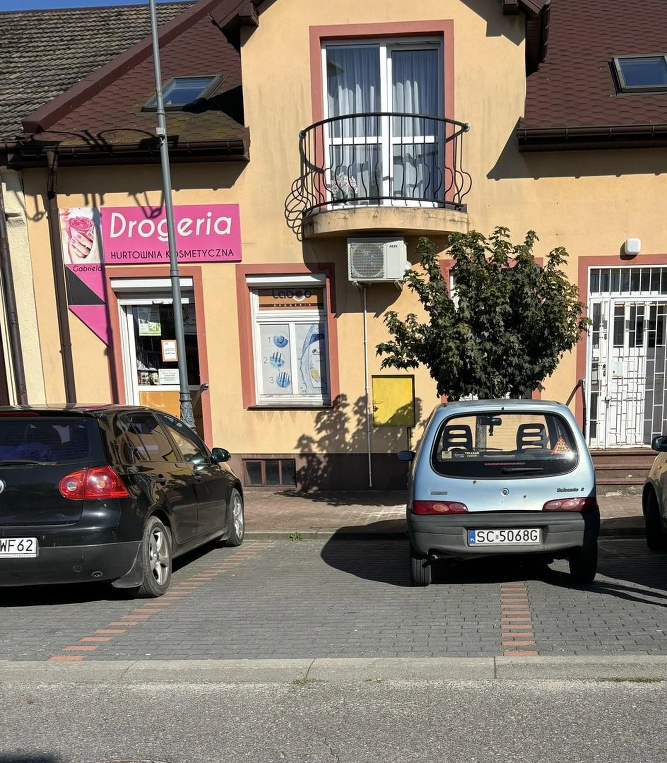 Potężne seicento zajmuje dwa pasy.