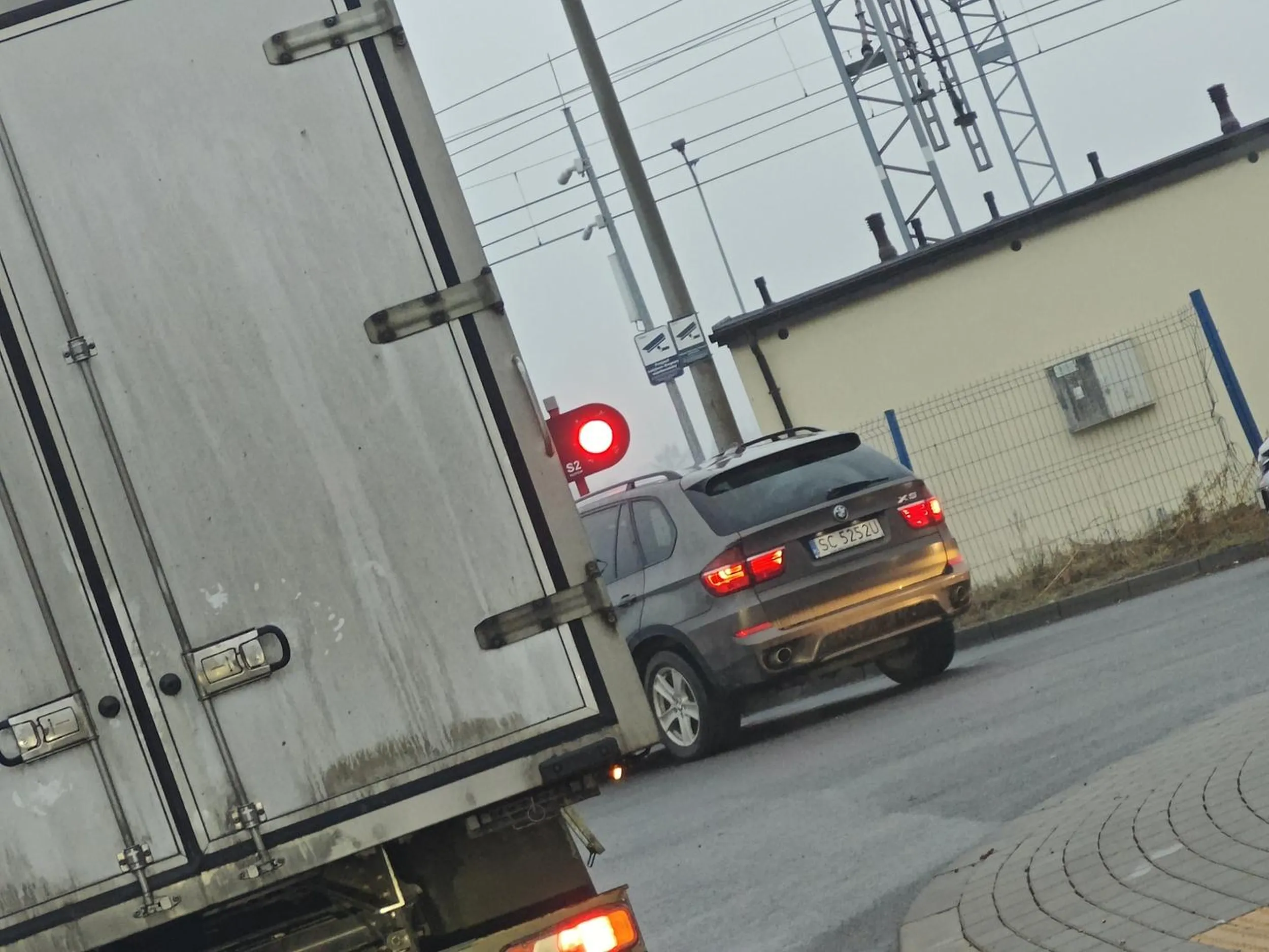 Ty oszuście, widziałem jak wyjechałeś z podporządkowanej po lewej stronie przy przejeździe i wbiłeś się jako pierwszy cham poza kolejnością z prawej strony