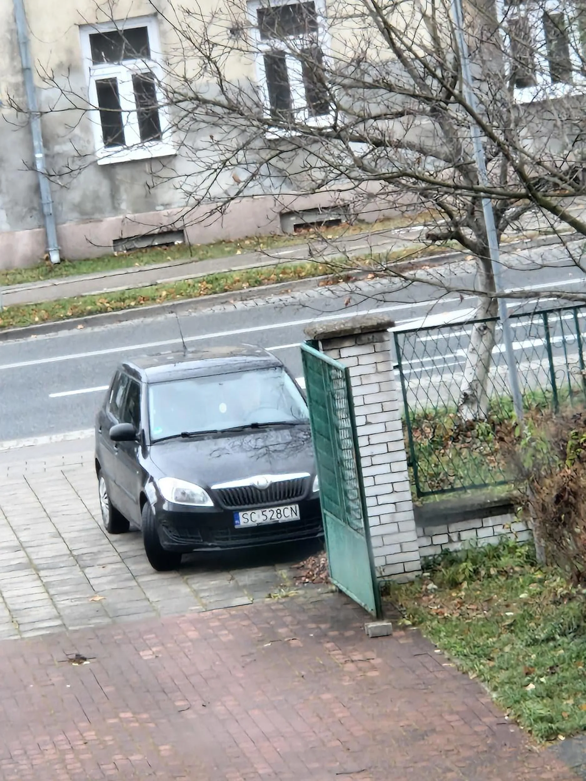 Niebezpieczne oraz naganne parkowanie samochodem w miejscu Nie przeznaczonym do parkowania oraz na chodniku... wstyd