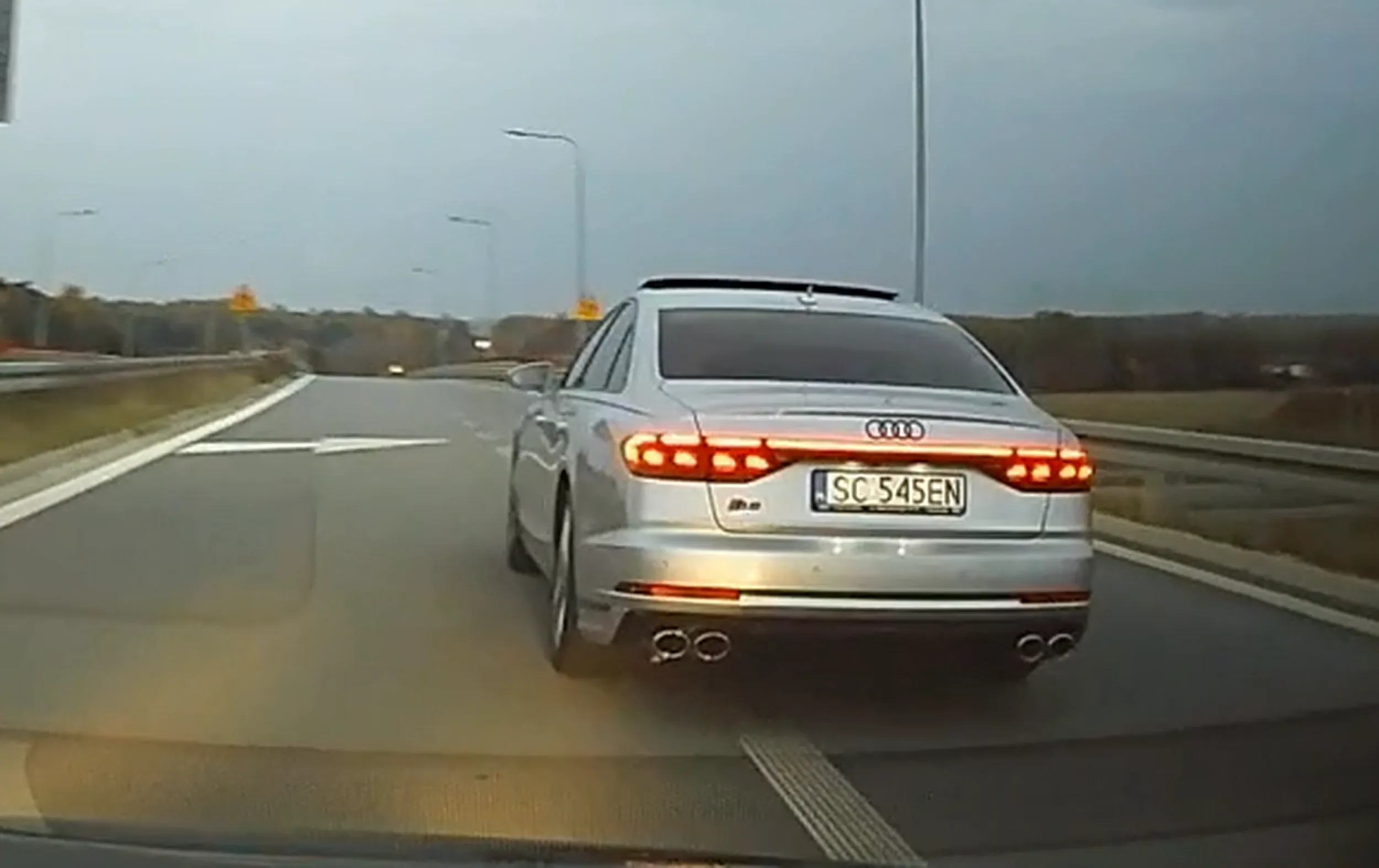 Cztery zera na masce a piąte za kierownicą! Audi S8 hamuje na pustej drodze, przy próbie wyprzedzenia zajeżdża drogę i nie pozwala się wyprzedzić. Z takim stylem jazdy szybko się pozbędziesz samochodu.