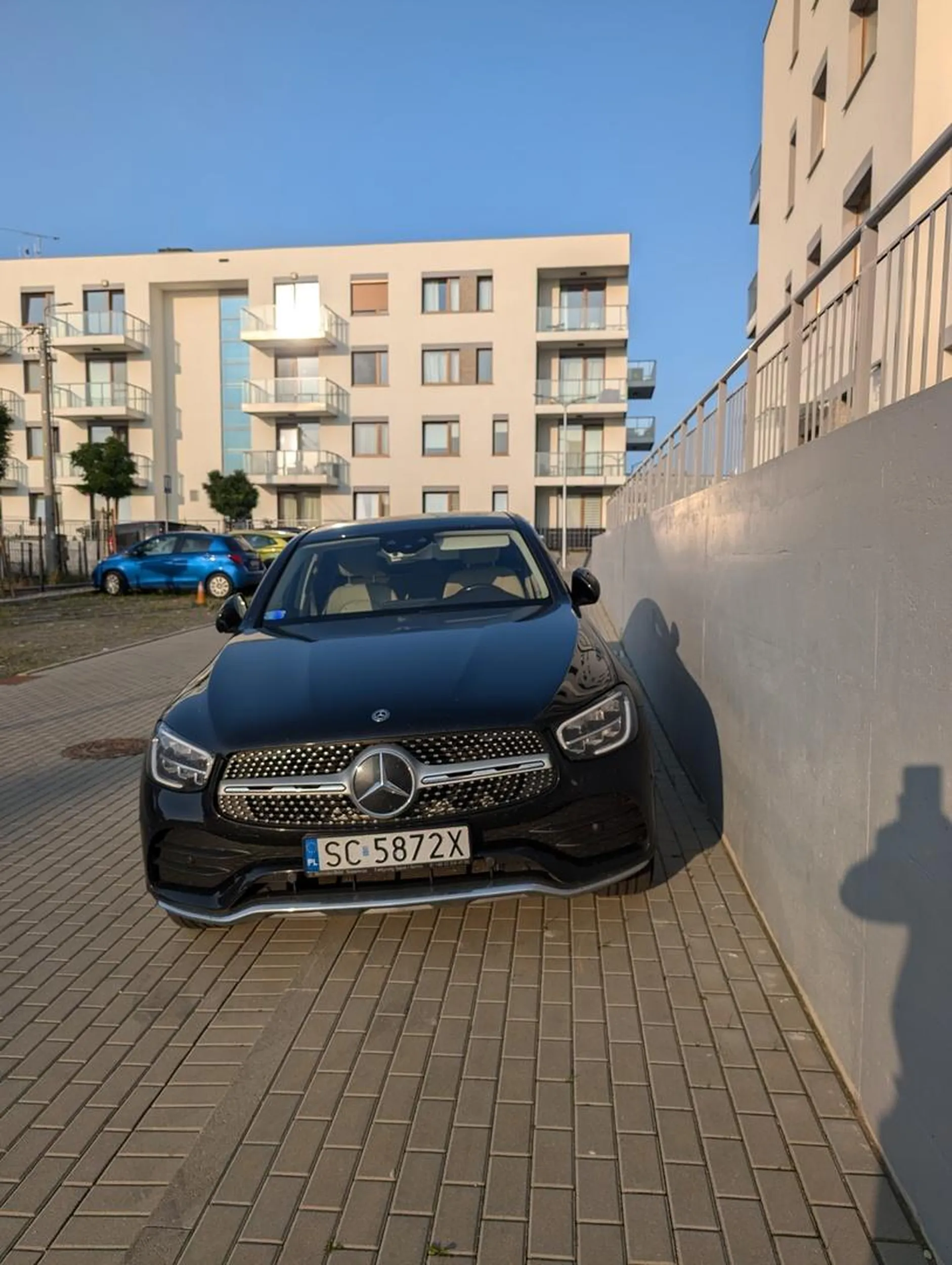 Ponoć wiem, że nie mogę tu parkować, ale mózg mi nie działa i zastawie cały chodnik na kilka dni