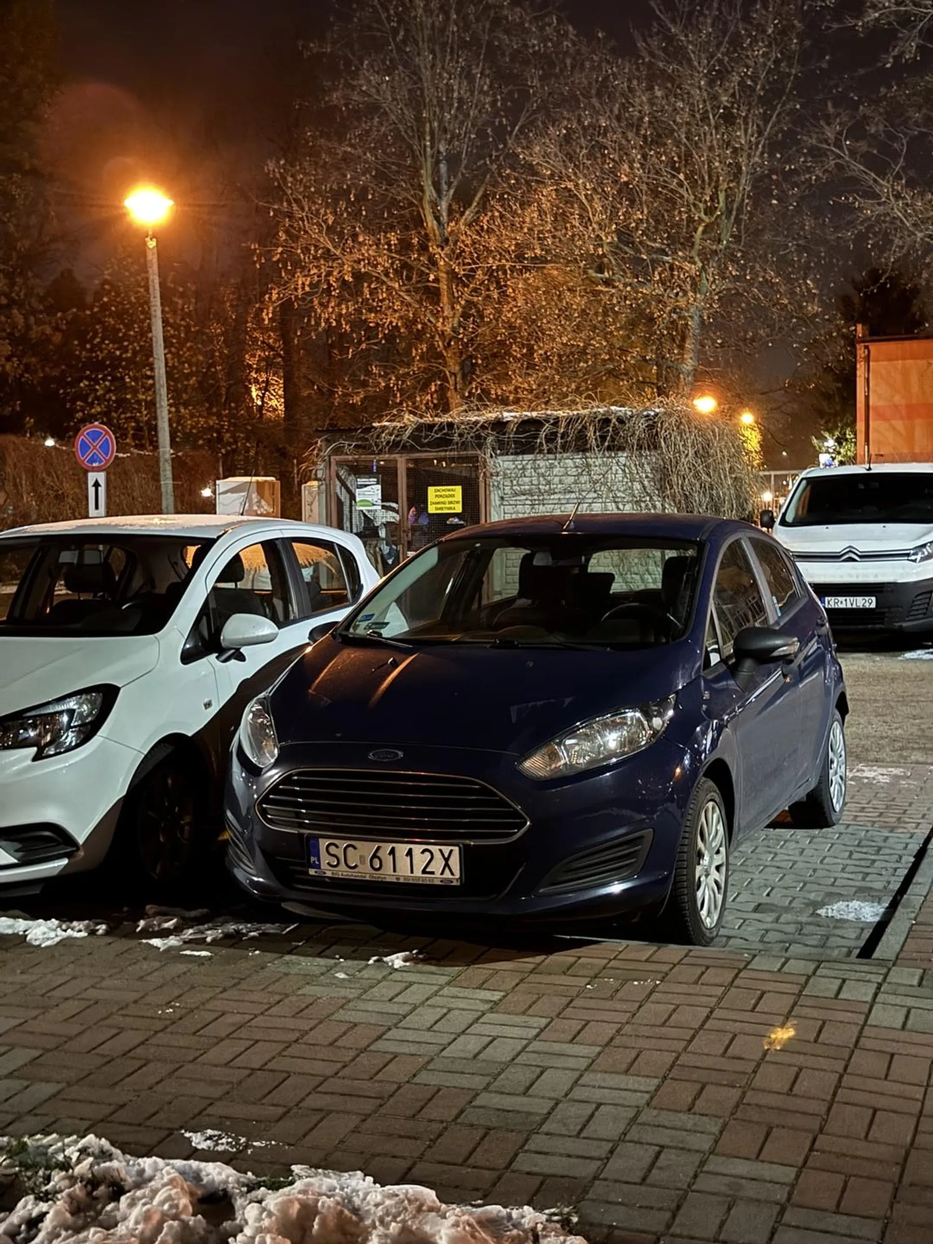 Bardzo chaotyczna jazda, uważajcie na tą kierowczynie ?