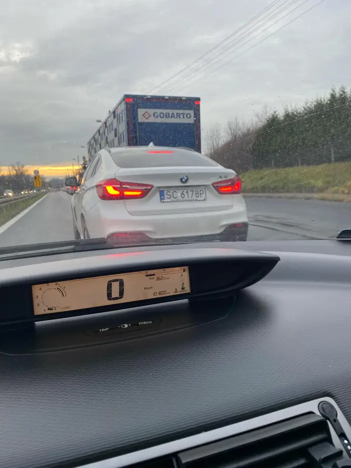 Szeryf drogi co blokuje dwa pasy