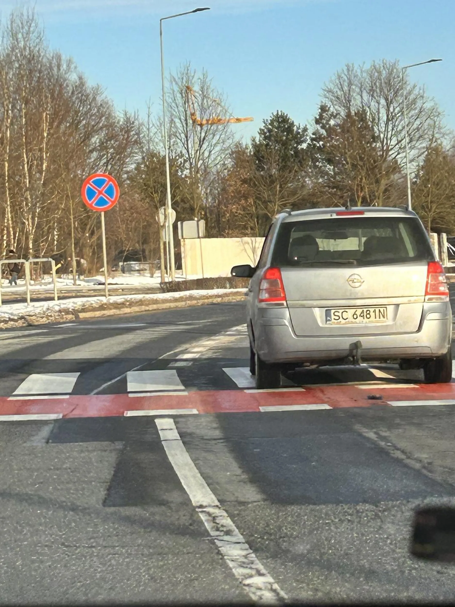 Facet zachowuje się niebezpiecznie jeździ z pasa na pas i zatrzymuje się na środku skrzyżowania