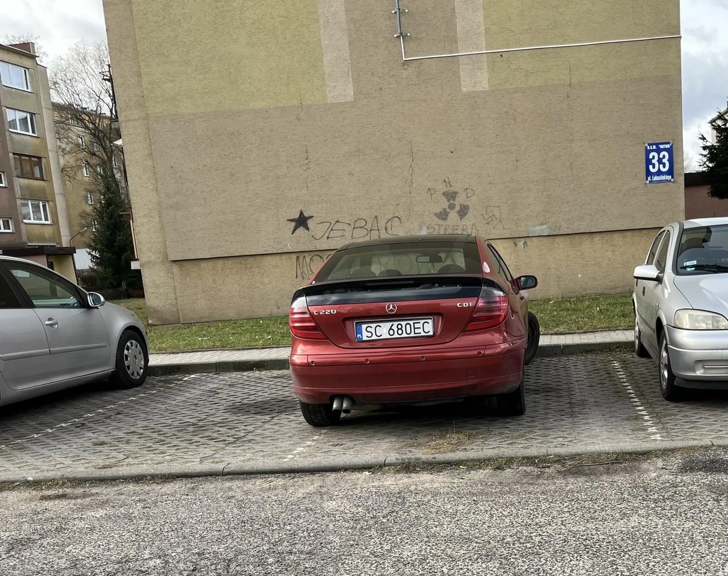 Mały parking, miejsca jak na lekarstwo, ale panicz zaparkował.