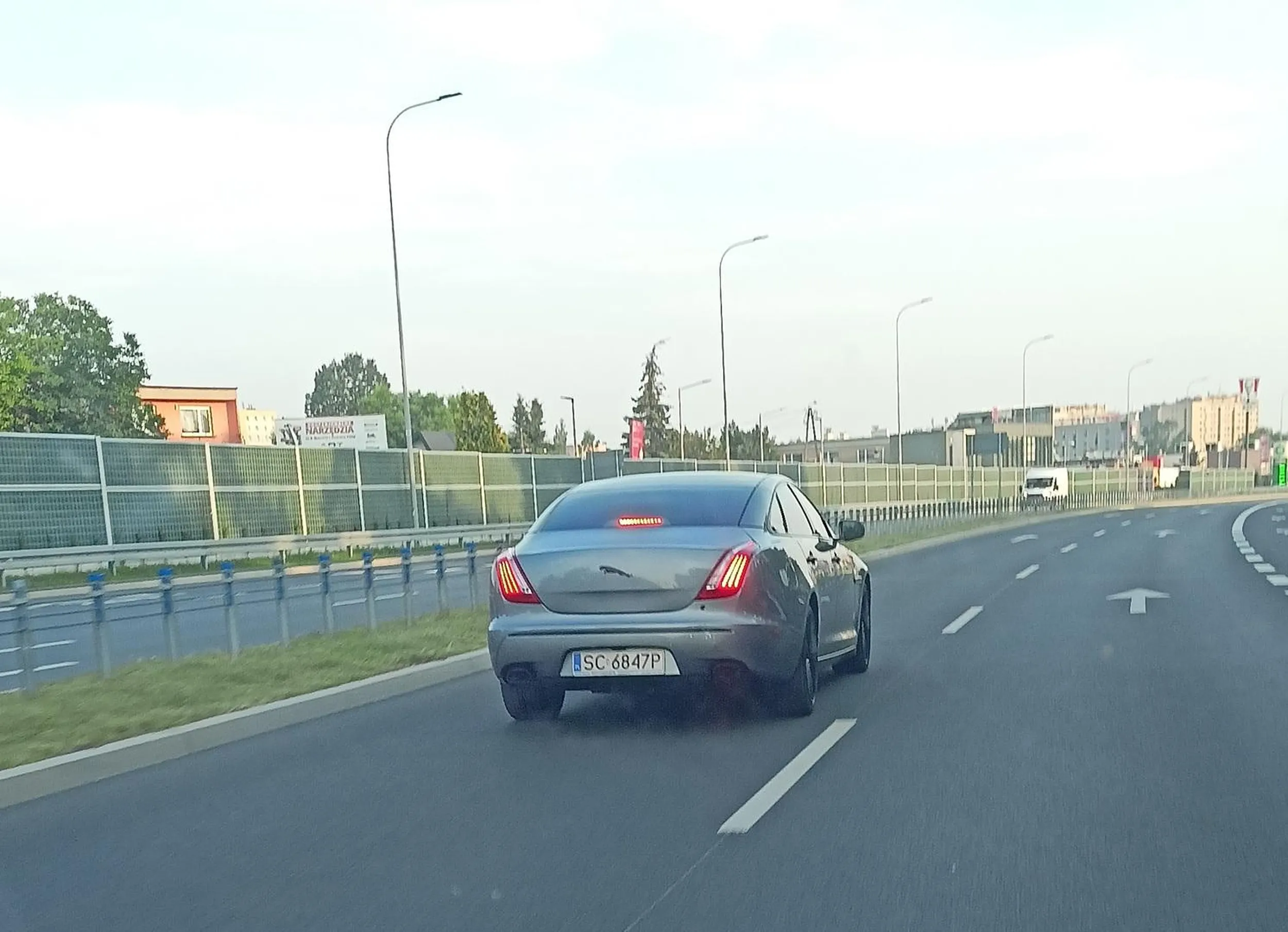 Powiem krótko, gdybym miał kamerkę, to byś już był na Stop Agresji Drogowej... Kolega rozpędzony, prawie wjechał mi w dupę. Poganiał światłami, próbował zwyzywać przez okno, a na koniec starał się mnie wyhamować. Jeśli masz problemy z czytaniem znaków drogowych, to może warto odstawić PJ na półkę i wrócić do szkoły? Mniej ego, więcej myślenia.