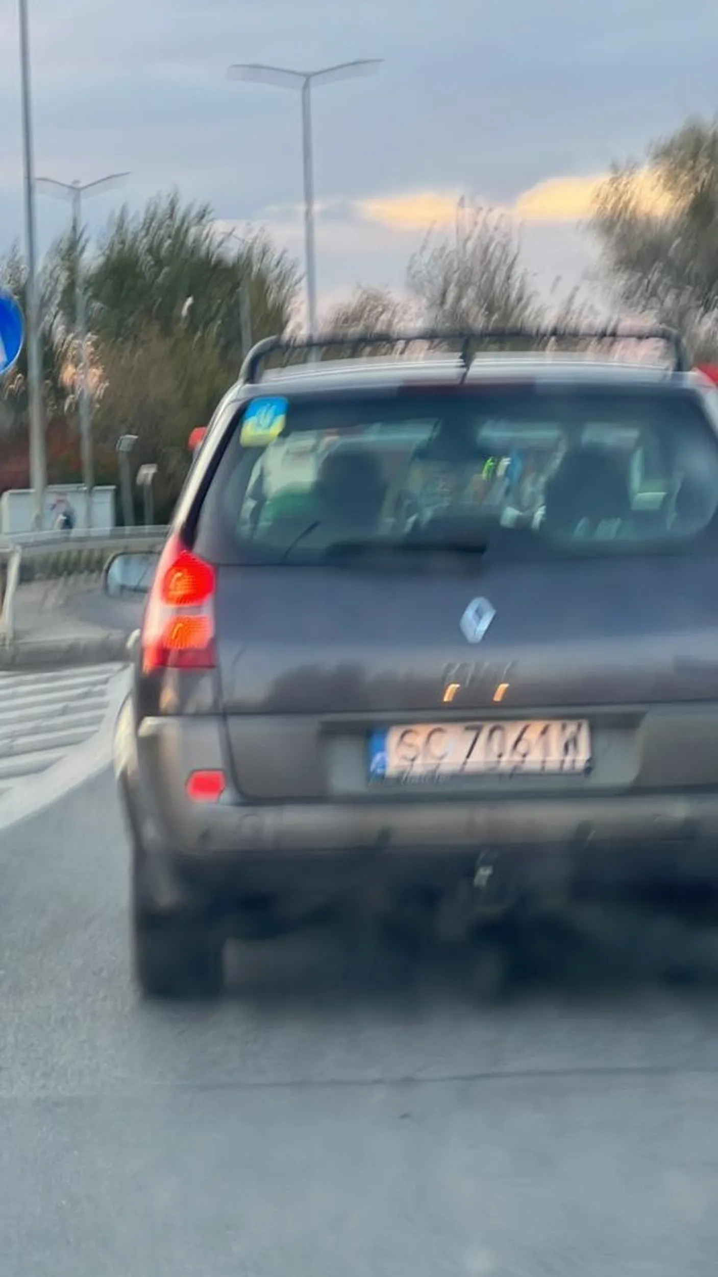 Taki solidarny jesteś? To naklej POLSKA Flagę albo won na front ;) Przy okazji ogarnij kółko bo zawalidroga jesteś