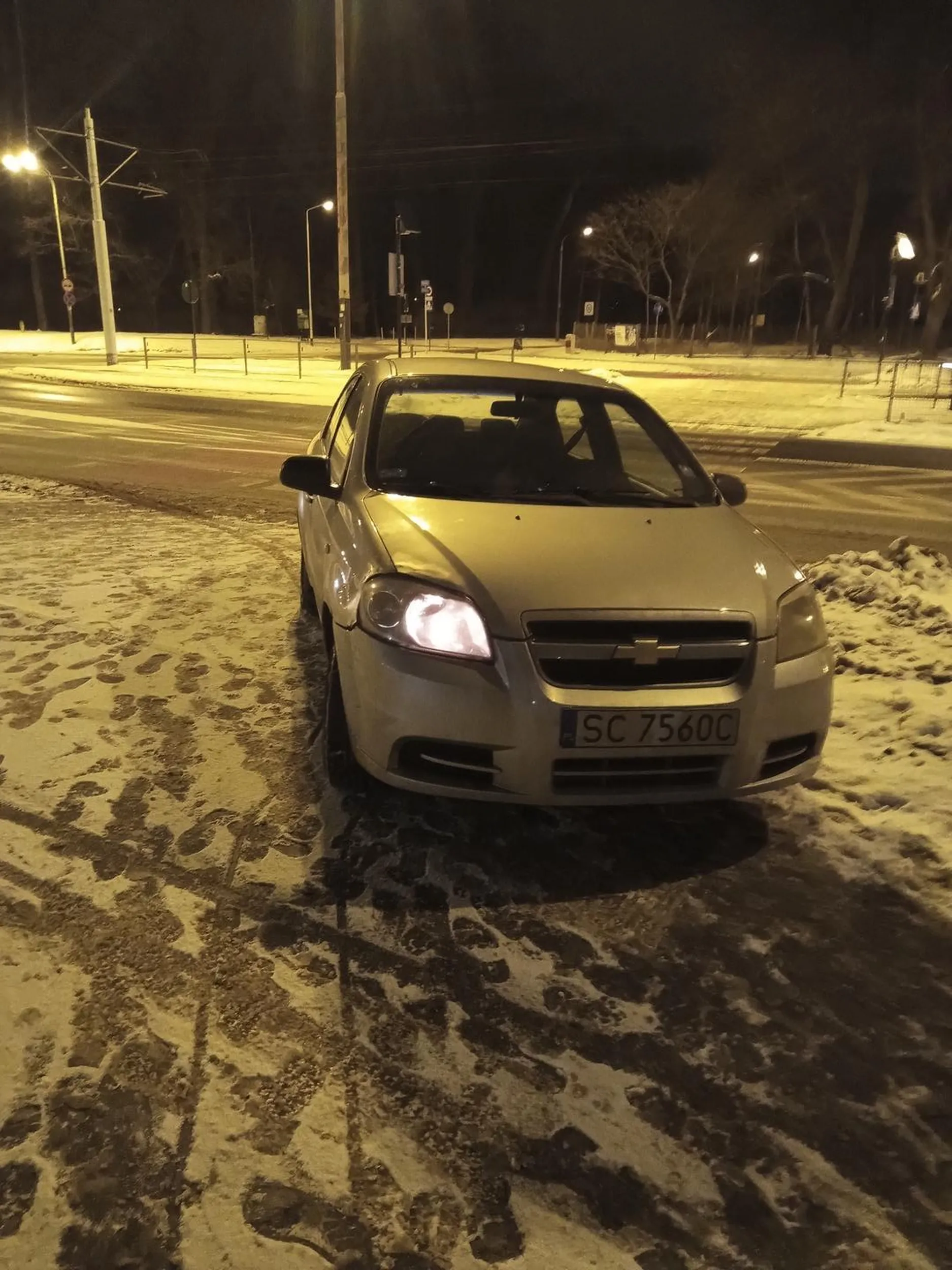 Ekspercko zaparkowane: jednocześnie na ścieżce rowerowej, chodniku i w przejściu dla pieszych!