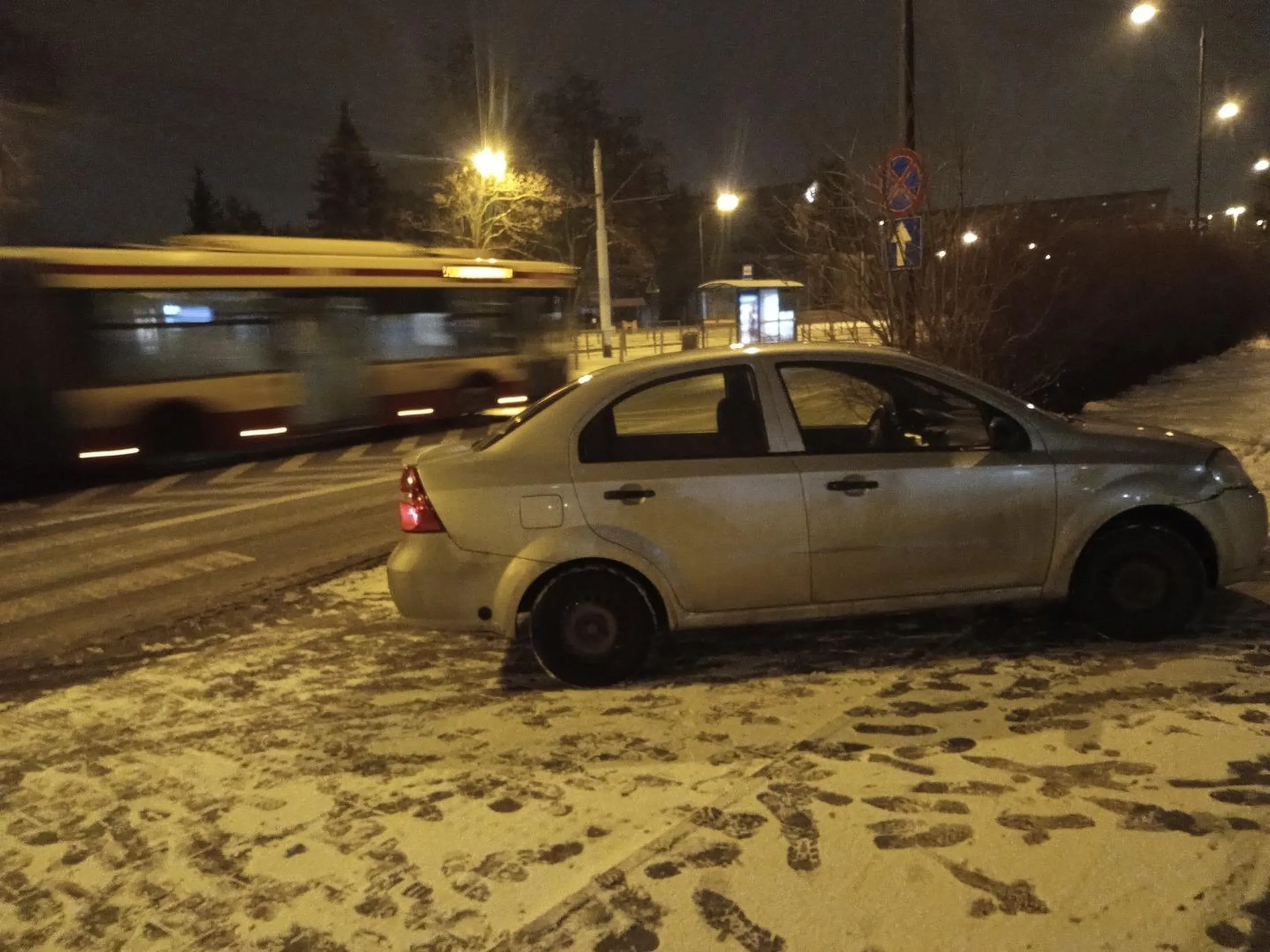 Ekspercko zaparkowane: jednocześnie na ścieżce rowerowej, chodniku i w przejściu dla pieszych!