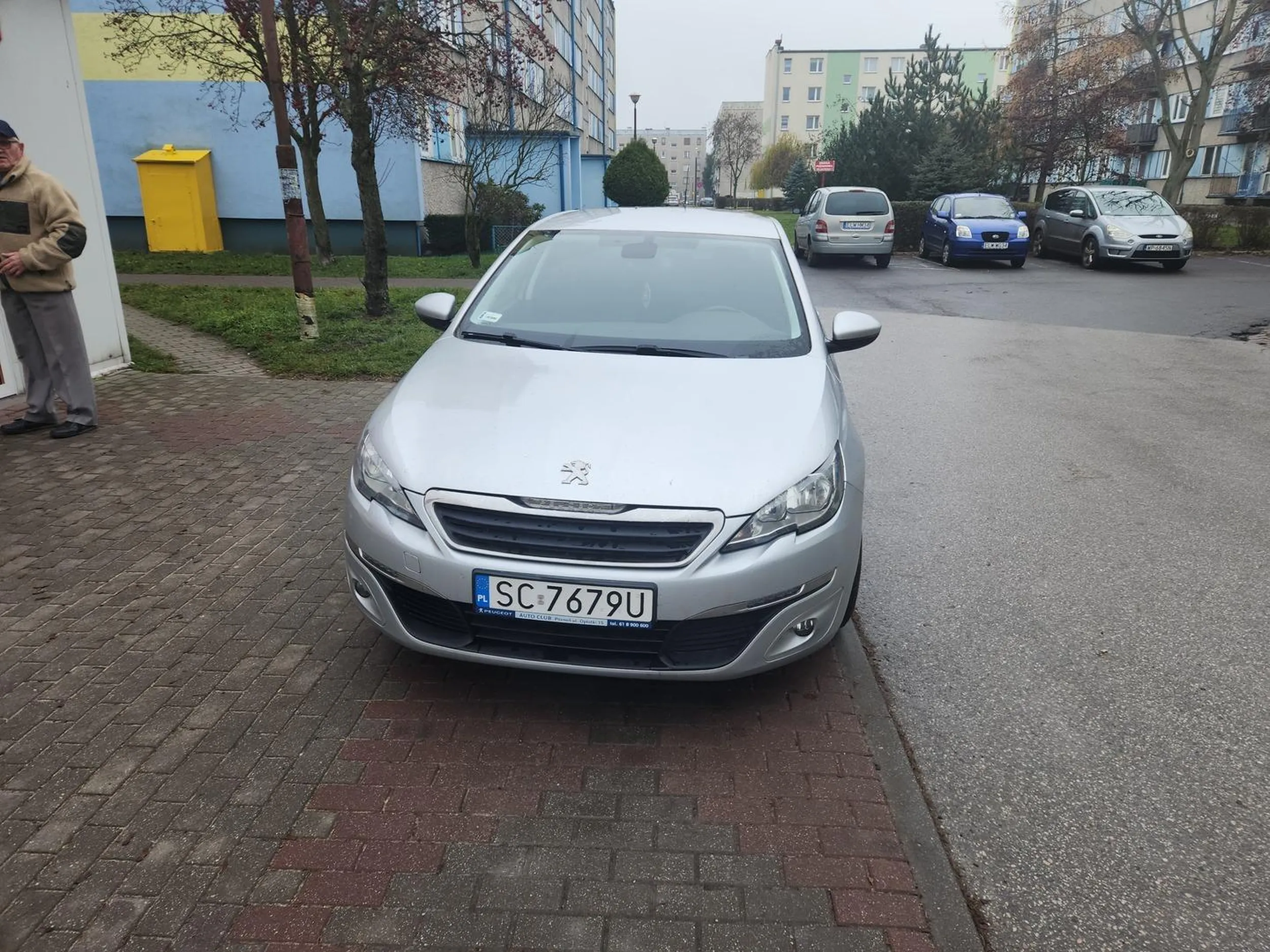 Zastawia chodnik tak, że nie można przejechać wózkiem. Po zwróceniu uwagi, zamiast grzecznie podziękować, pyskuje - znać prlowskie wychowanie przez patologicznych rodziców.