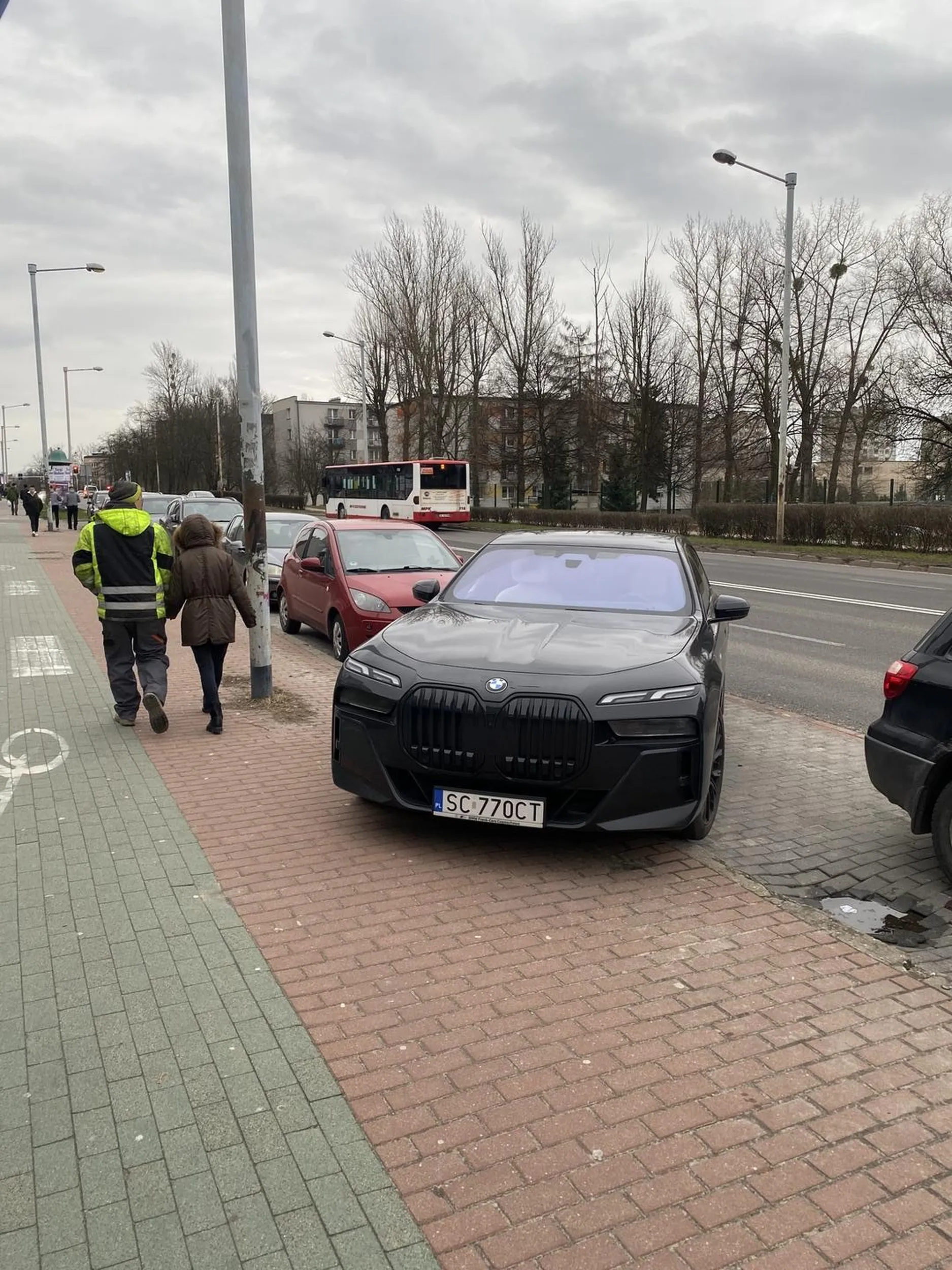 Parkuje blokując połowę chodnika
