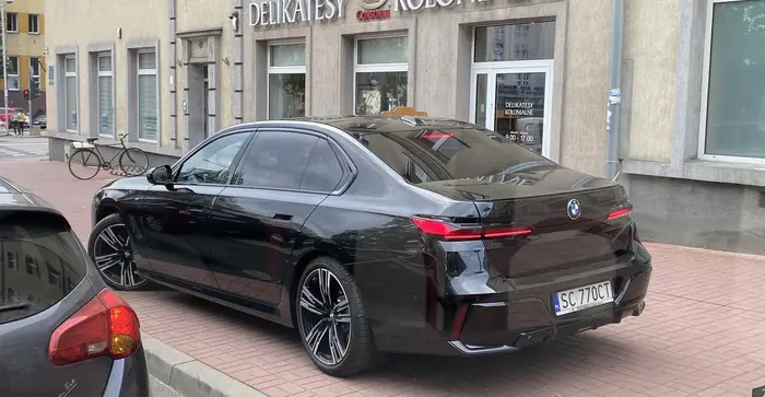 Pajac z olbrzymim kompleksem, co świadczy o jego malutkim interesie. Notorycznie parkuje w miejscach niedozwolonych (chodniki, zatoczki autobusowe, bramy wjazdowe) co za tym idzie utrudniając życie innym kierowcom i uczestnikom ruchu. Przy okazji zwrócenia uwagi okazuje się, że nie posiada za grosz kultury osobistej. No cóż słowa wystaje z butów…