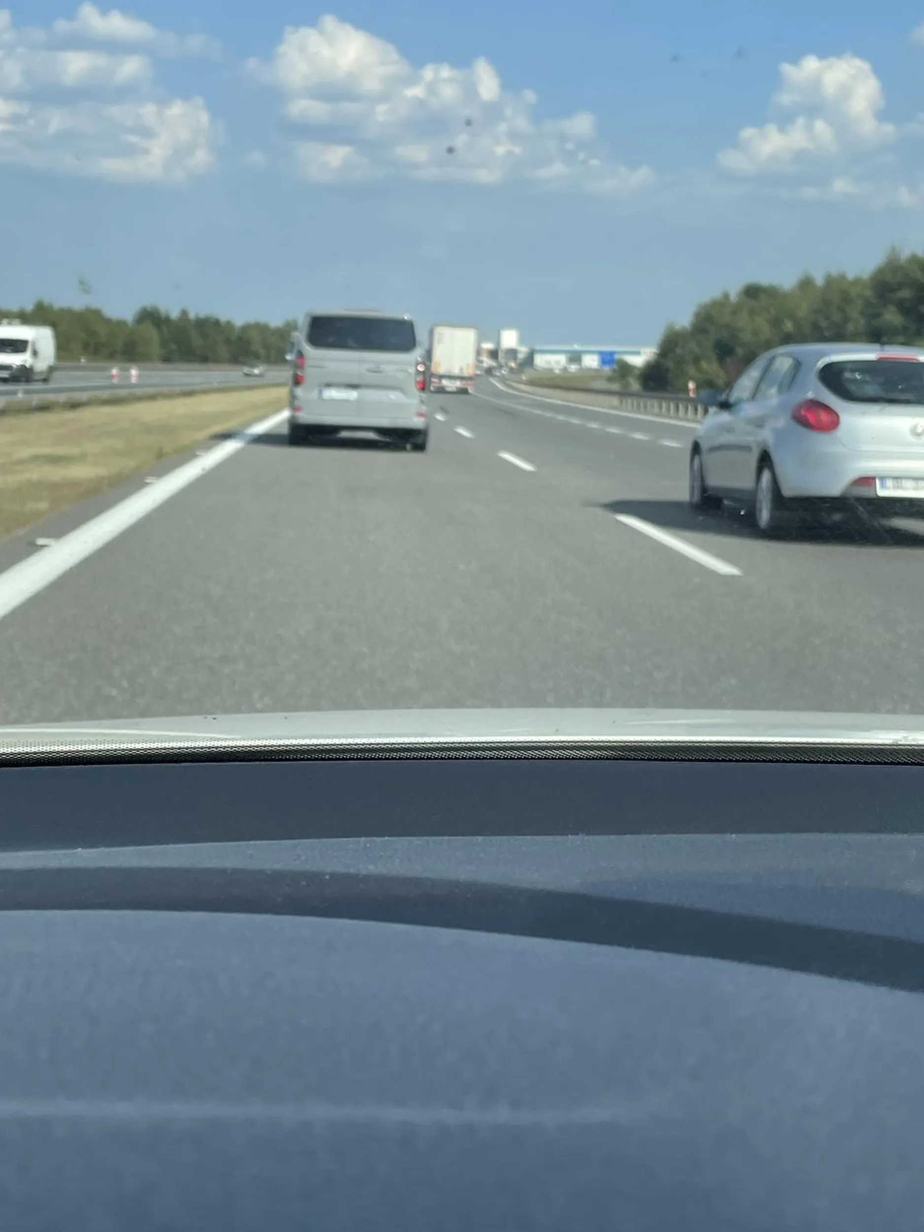 Ford Transit - zamontowane koguty w tylnych szybach. Policja? Przebierańcy? Ktoś coś?