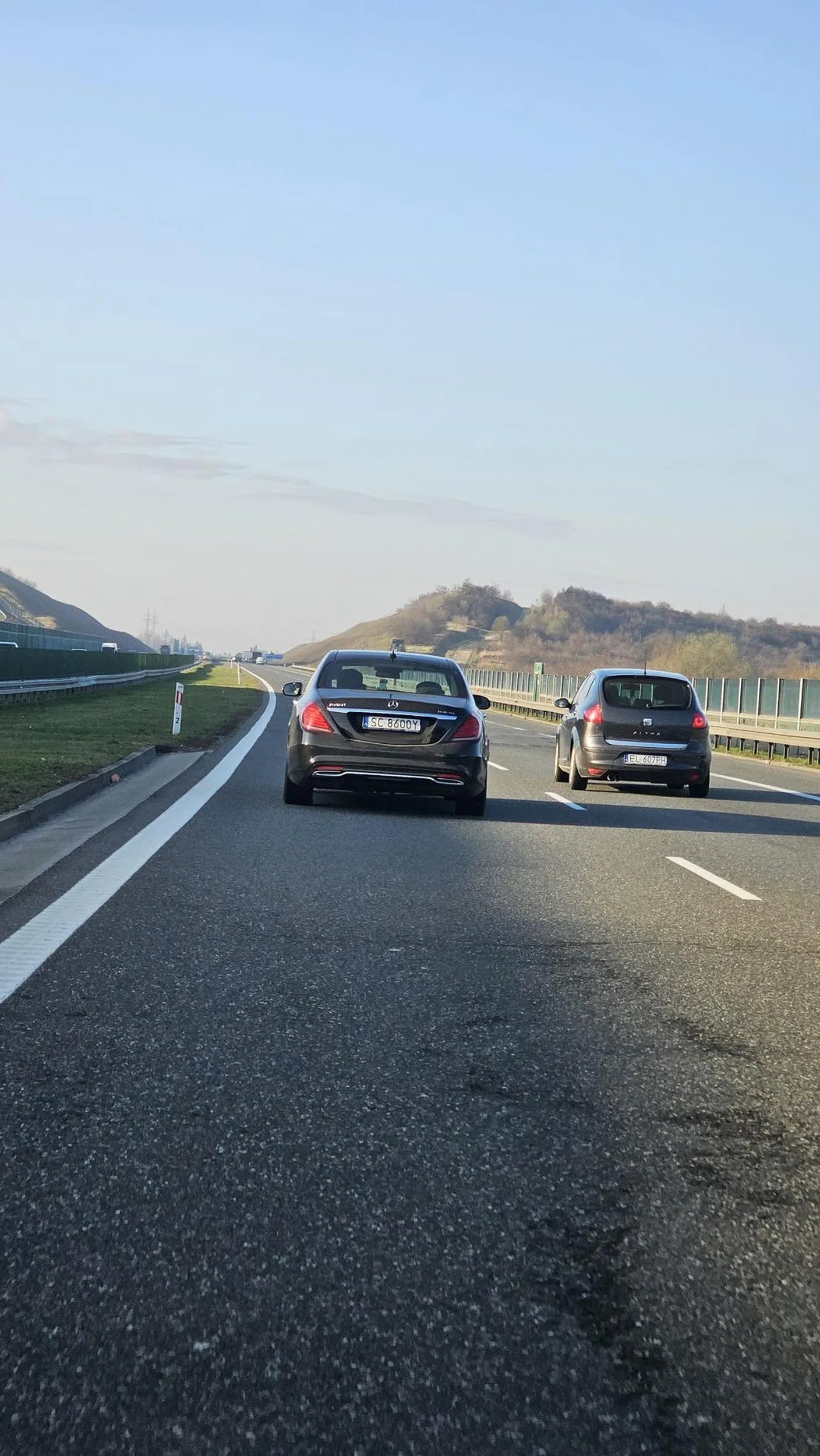 Panu się bardzo spieszy na autostradzie. Dzisiaj na A1 mało mnie nie zepchnął w barierkę po tym jak postanowił wyprzedzić moje auto z prawej strony (jechałem zgodnie z przepisami - 140 km/h)