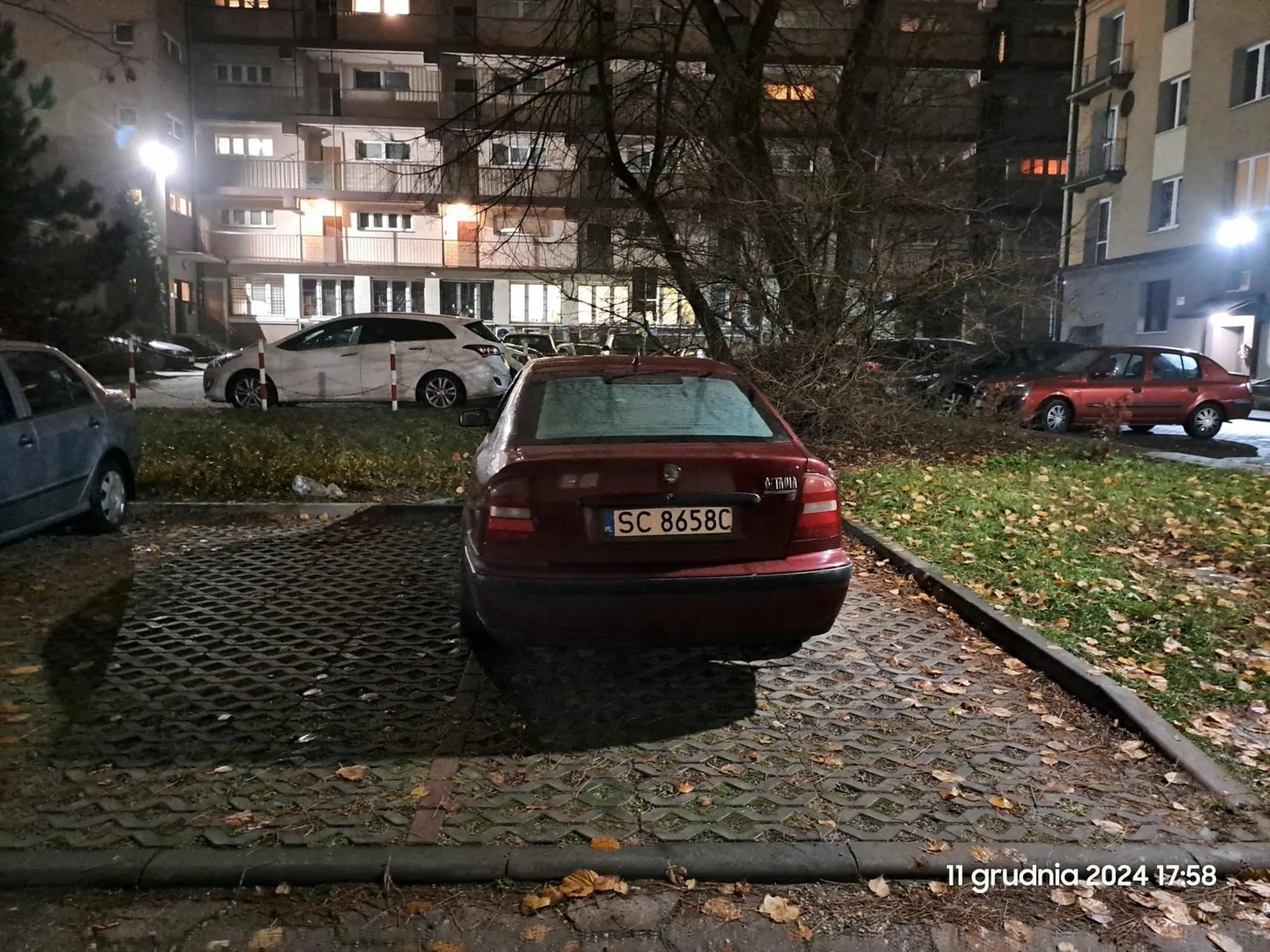 O pierwsze, trochę słabo parkujesz. Po drugie, wjechałeś za znak zakaz wjazdu. Będzie mandacik.