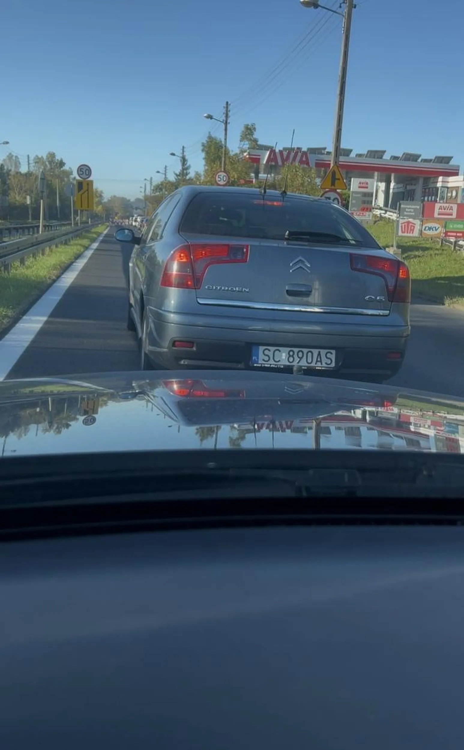 Typowy szeryf, nie wie co to jazda na suwak. Wymusza pierwszeństwo, blokuje ruch, a później nie ma problemu żeby przekraczać prędkość na ograniczeniu do 50.