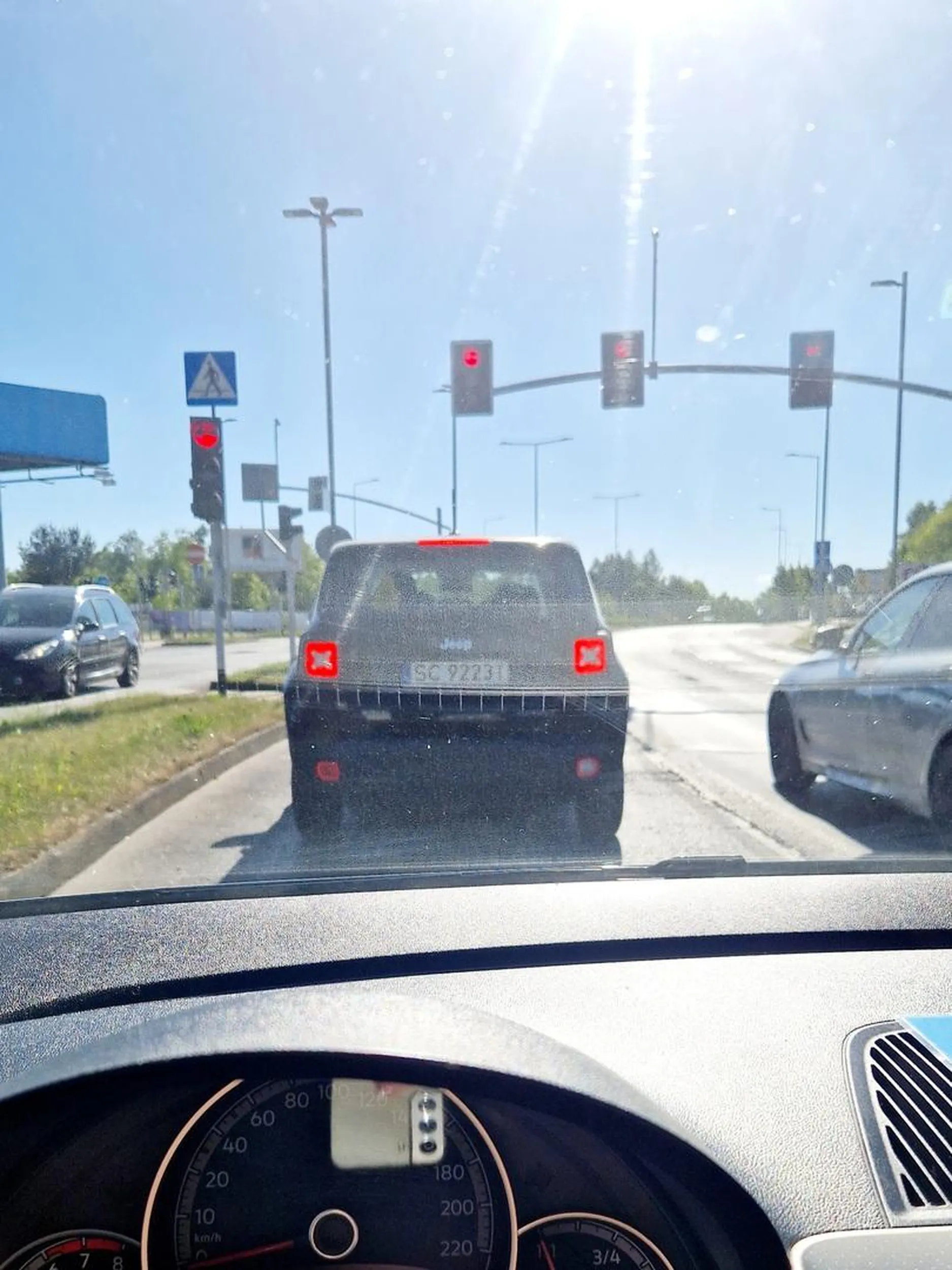 Agresywny kierowca  na drodze. Mężczyzna ok. 60 lat. Nie sygnalizuje zmian pasa ruchu. Kilkukrotnie. Trąbi kiedy inni jadą 50 km na godz.czyli przepisowo po mieście. Zajeżdża drogę, wysiada z auta ubliża i grozi innym kierowcom, ktoŕzy jadą zgodnie z przepisami.