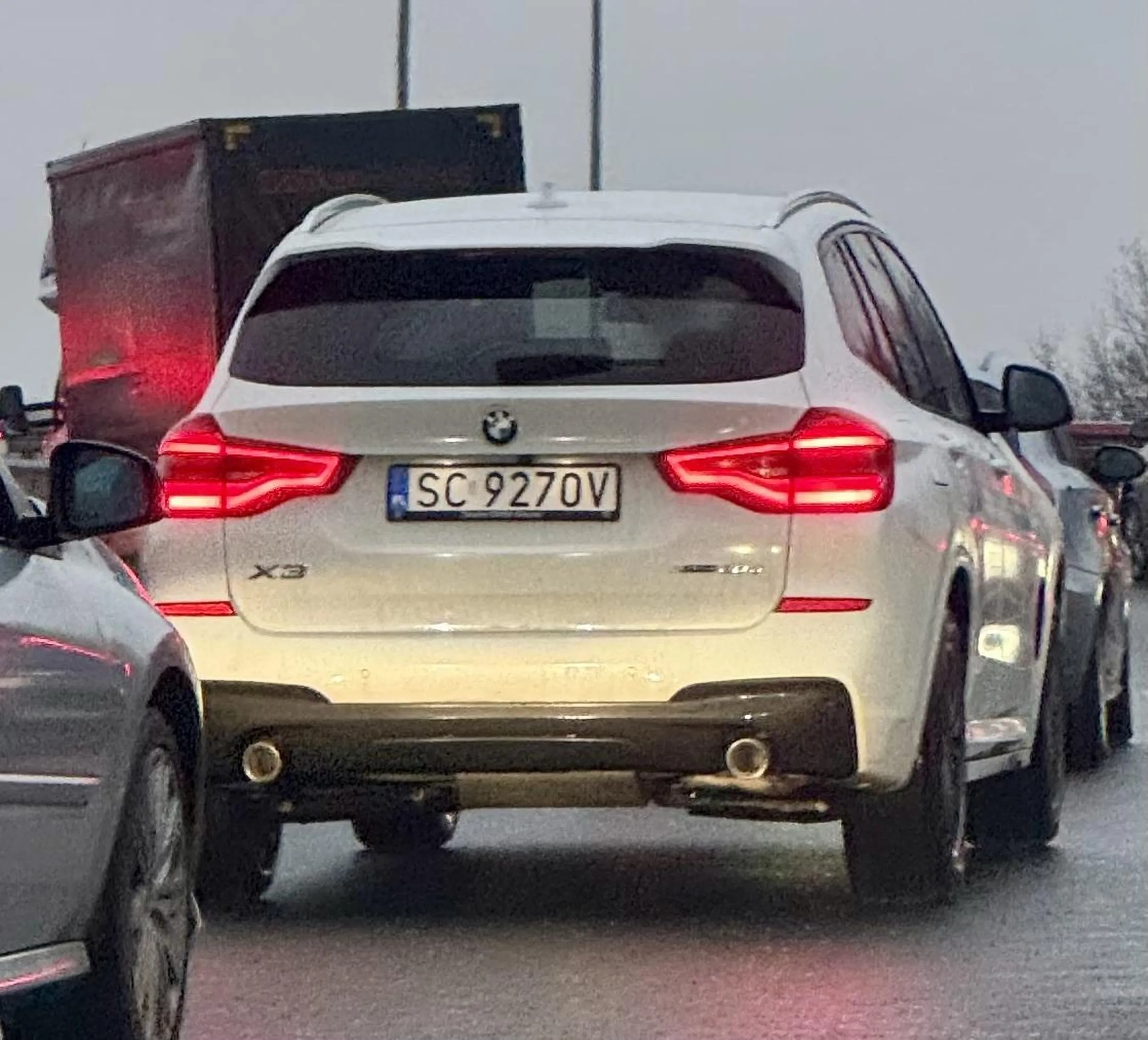 Ten dziad powinien dostać  dożywotni zakaz siadania za kółkiem. Tylko w odstępie 3 minut wyprzedzał pasem wyłączonym z ruchu i zatokom przystanku ominął całe 15 metrów korka. Bardzo rozkojarzony, za kółkiem robi 5 rzeczy na raz, psychopata.