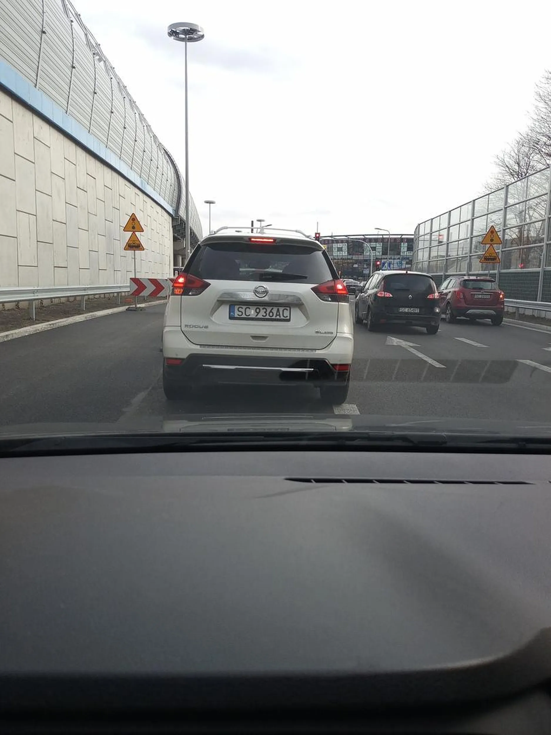 Do kierowcy tego samochodu. Czy naprawdę warto narażać życie i zdrowie, żeby wyprzedzić 1, 2 albo 3 samochody? Co ci to dało jak i tak staniesz na światłach, a za chwile w korku. Wjeżdżasz kilkadziesiąt  centymetrów przed maską, przecinając linie ciągłom. A gdyby jechał ktoś tak głupi jak ty i tak irracjonalnie, jak ty wpychasz się przyspieszył by. Pewnie wydaje ci się, że jesteś super kierowcą, ale dobrymi kierowcami są ci, którzy uniknęli wypadku z tobą kiedy robiłeś takie manewry