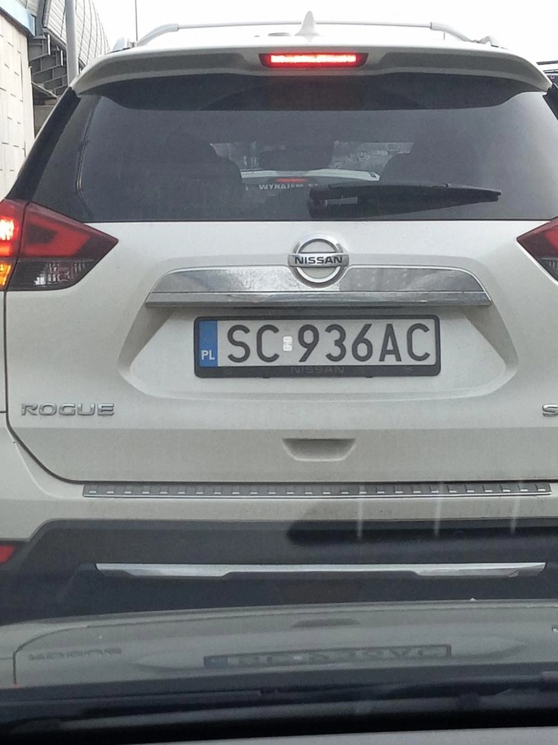 Do kierowcy tego samochodu. Czy naprawdę warto narażać życie i zdrowie, żeby wyprzedzić 1, 2 albo 3 samochody? Co ci to dało jak i tak staniesz na światłach, a za chwile w korku. Wjeżdżasz kilkadziesiąt  centymetrów przed maską, przecinając linie ciągłom. A gdyby jechał ktoś tak głupi jak ty i tak irracjonalnie, jak ty wpychasz się przyspieszył by. Pewnie wydaje ci się, że jesteś super kierowcą, ale dobrymi kierowcami są ci, którzy uniknęli wypadku z tobą kiedy robiłeś takie manewry