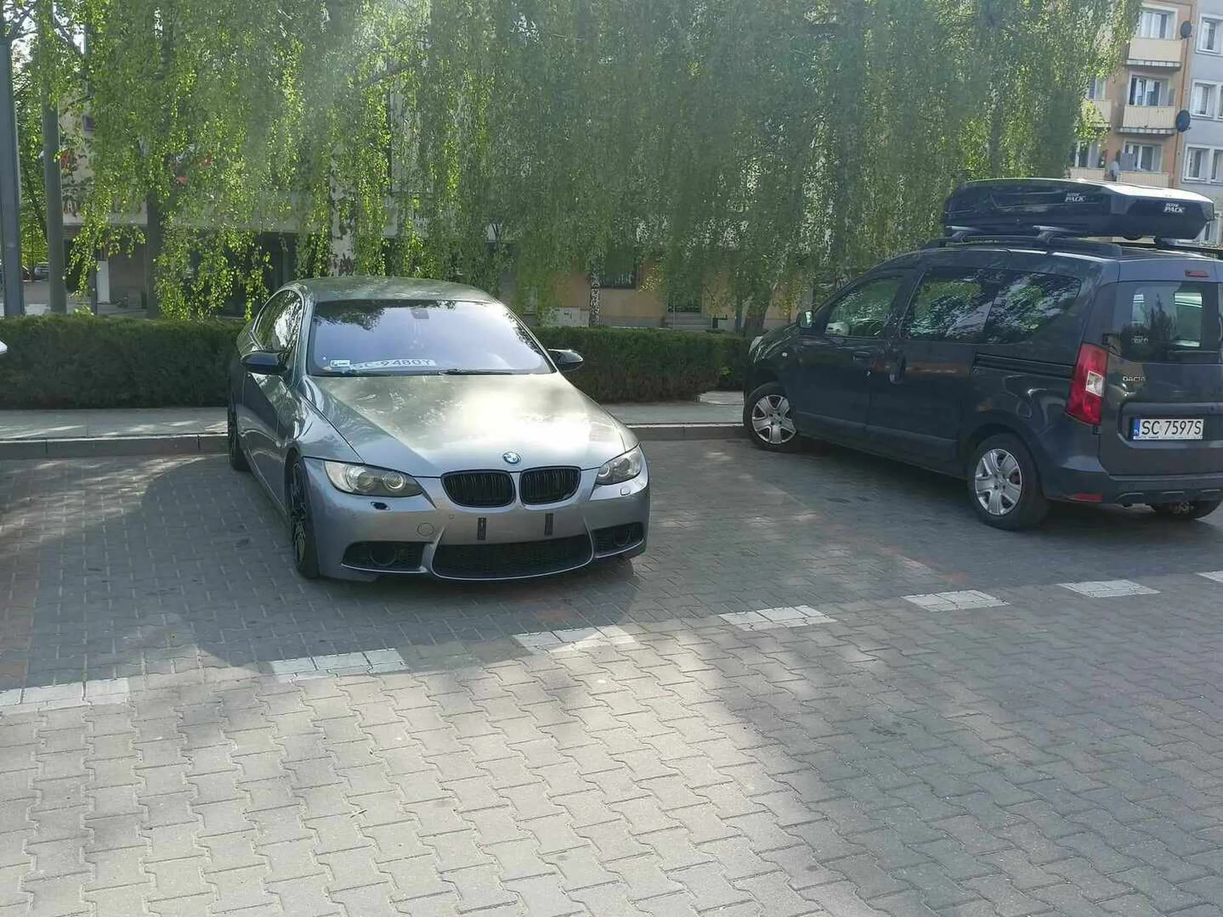 Samochód zaparkowany pod urzędem miasta techniką "na chama i prostaka", zajęte dwa miejsca parkingowe