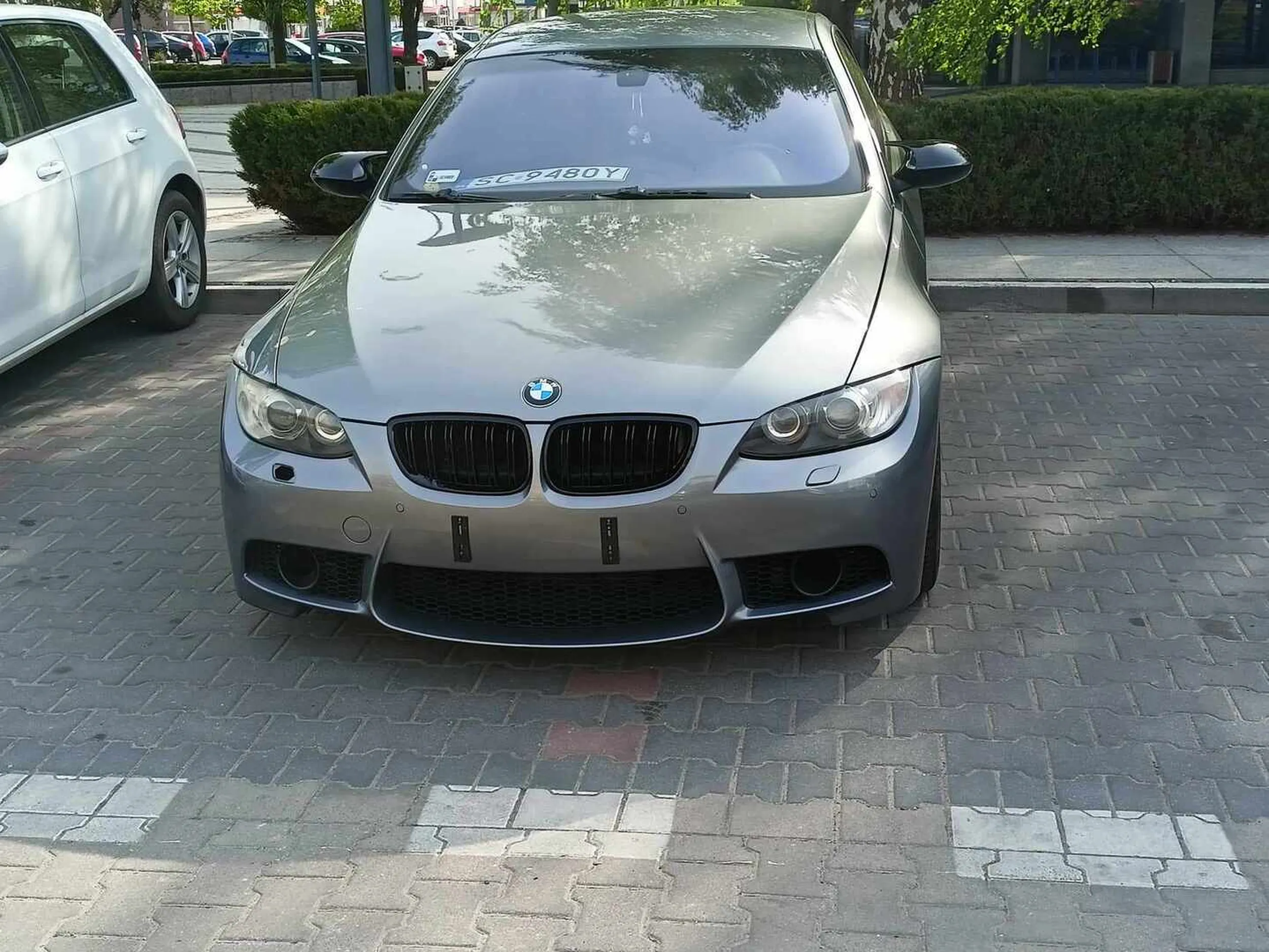 Samochód zaparkowany pod urzędem miasta techniką "na chama i prostaka", zajęte dwa miejsca parkingowe