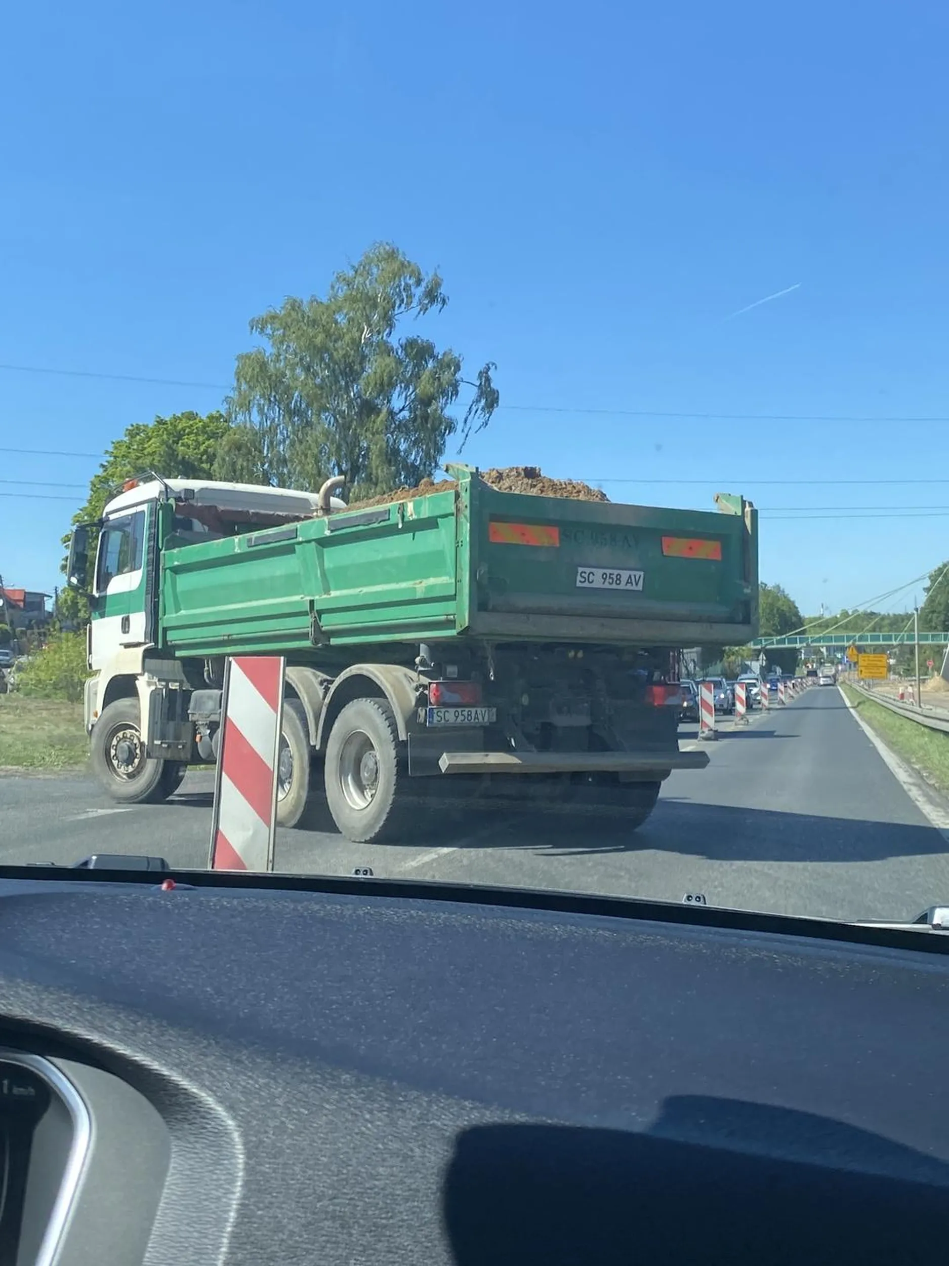 Kierowca powinien cofnąć się na kurs prawa jazdy. Mając nakaz jazdy prosto na drodze remontowanej skręca w lewo i blokuje cały ruch, mało tego jeździ z niezabezpieczonym ładunkiem