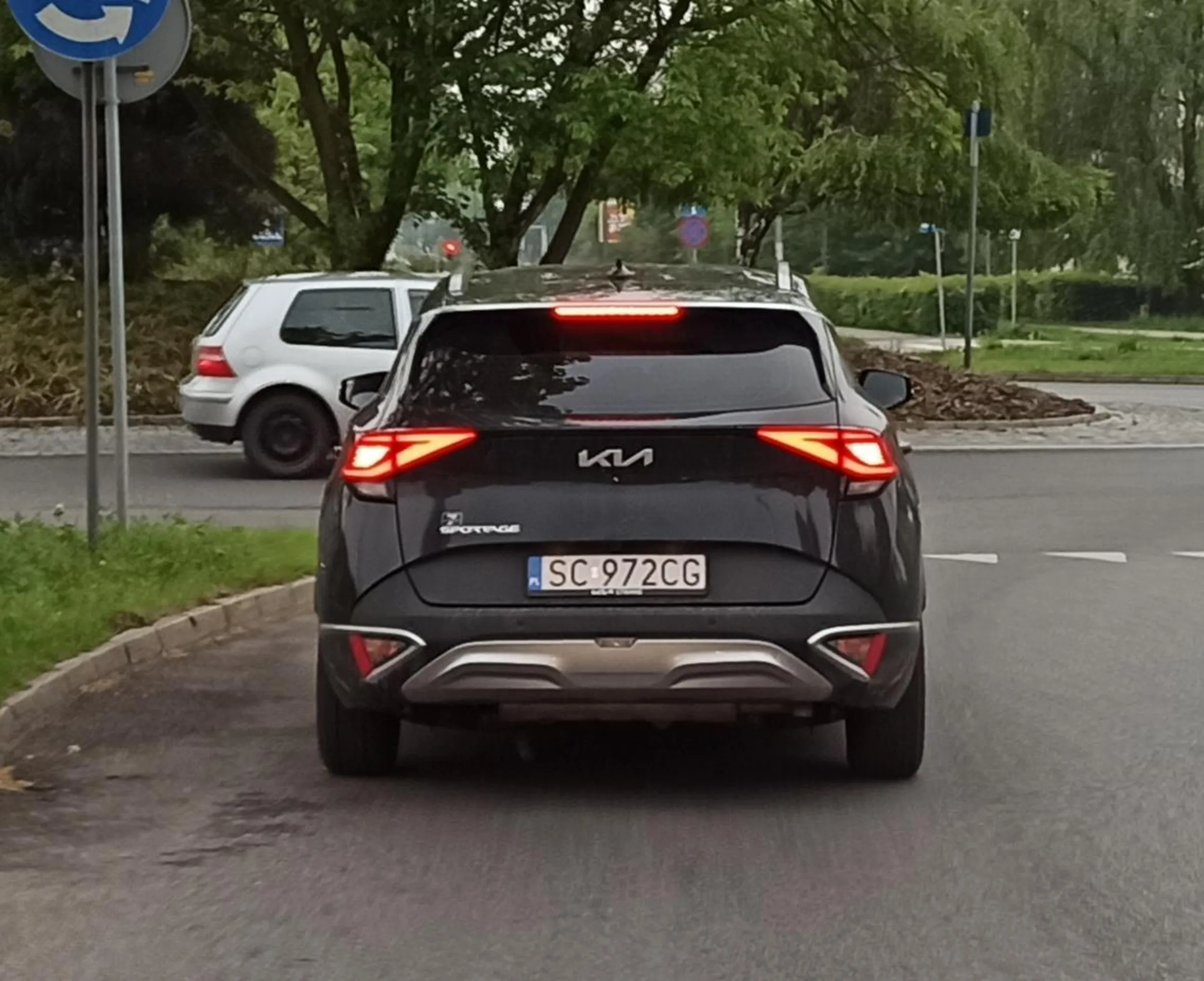 Wymusza i chamsko się zachowuje na drodze.