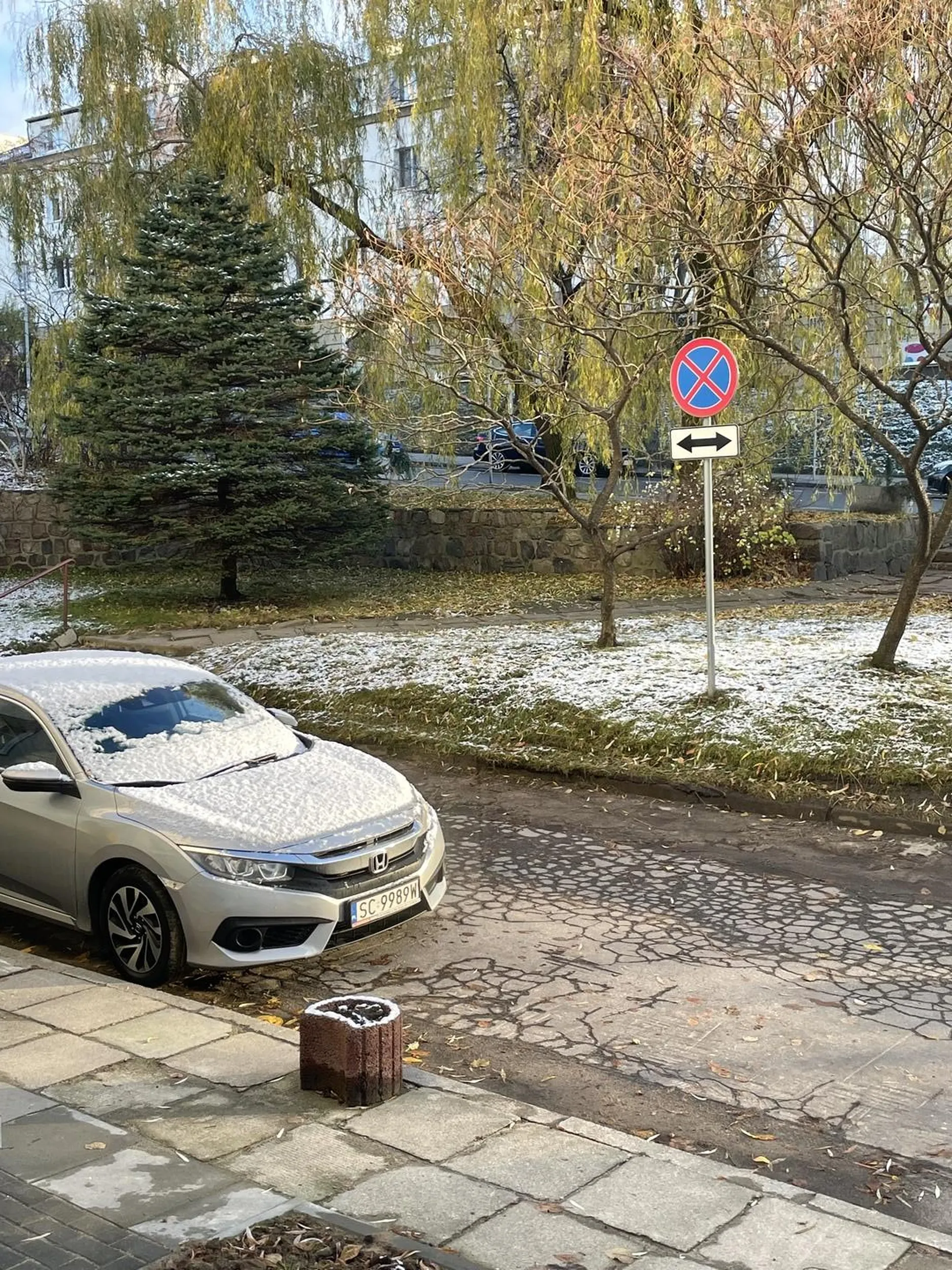 Cymbał zaprkował na zakazie , codziennie mamy problemy z przejechaniem śmieciarką