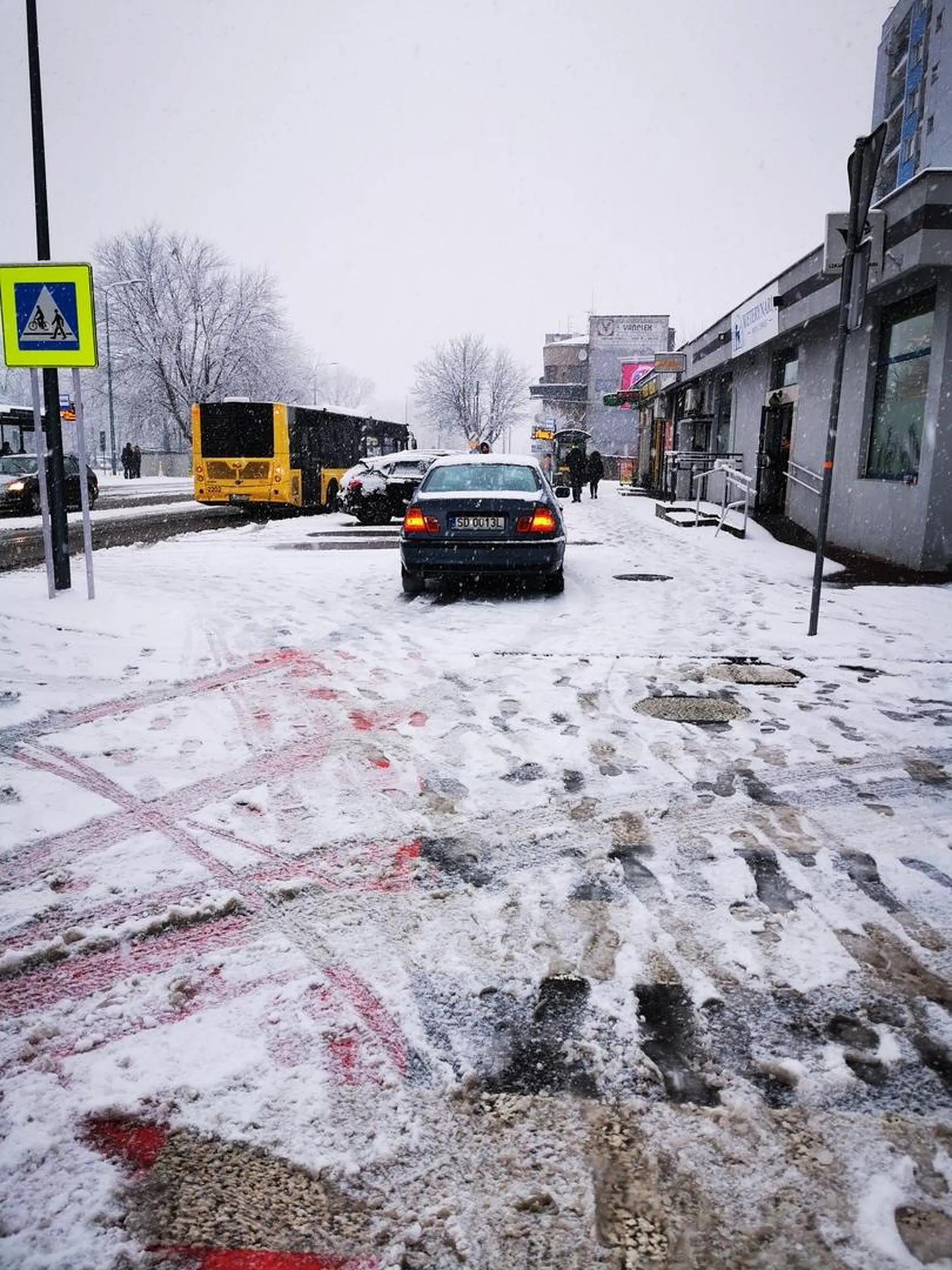 Wjechanie po przejściu dla pieszych i zaparkowanie na chodniku i drodze rowerowej... Bo to przecież BMW
