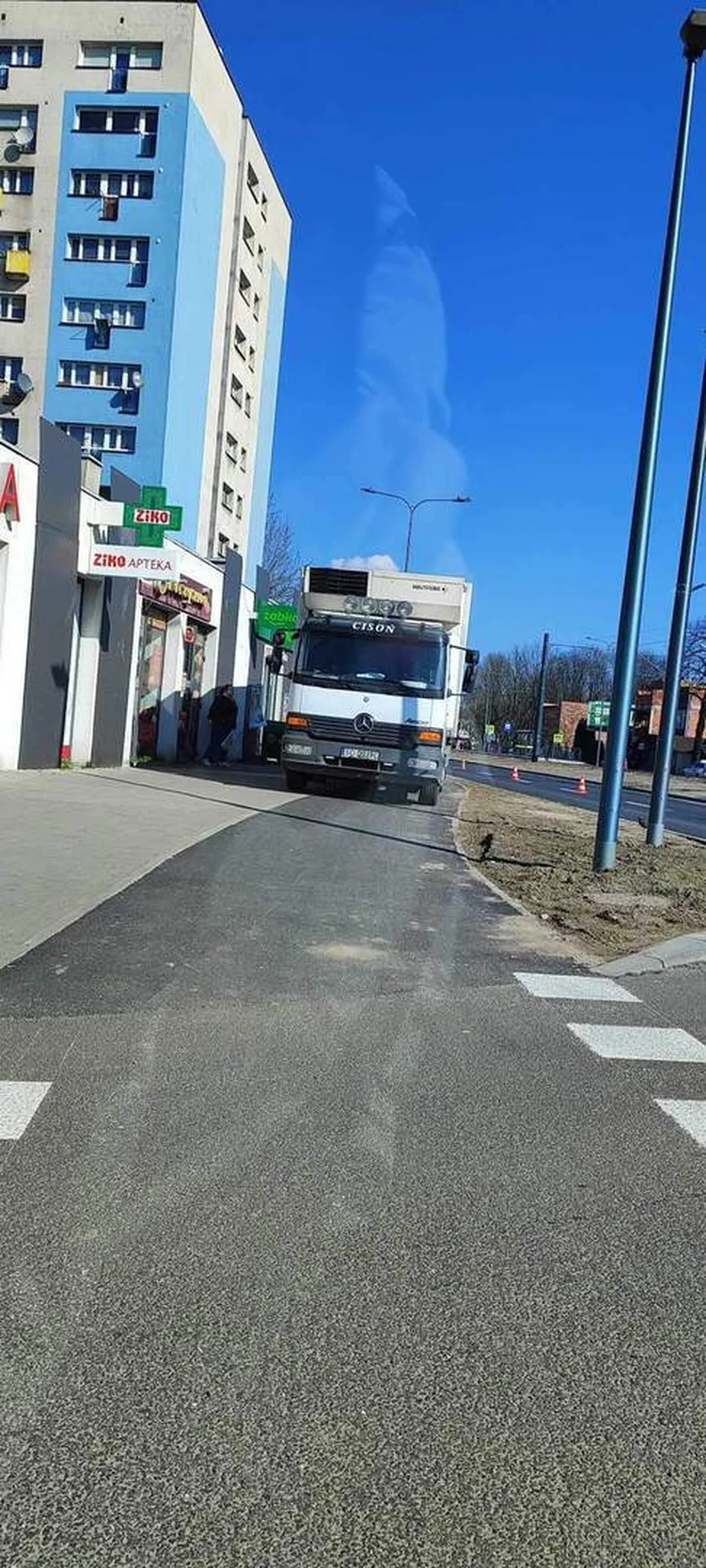 Najlepiej stanąć na ścieżce rowerowej i chodniku!