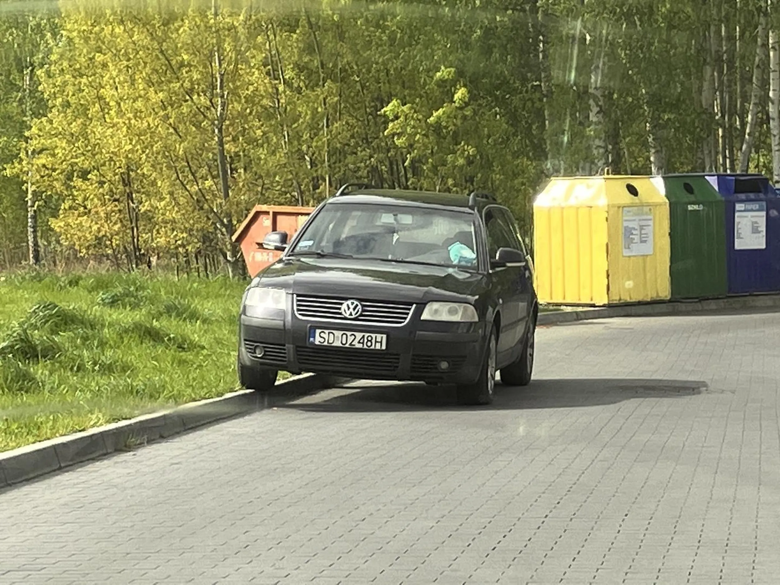 Parkuje na zielencu w strefie zamieszkania. Niszczy zieleń oraz krawężniki utrudniając wyjazd z osiedla.